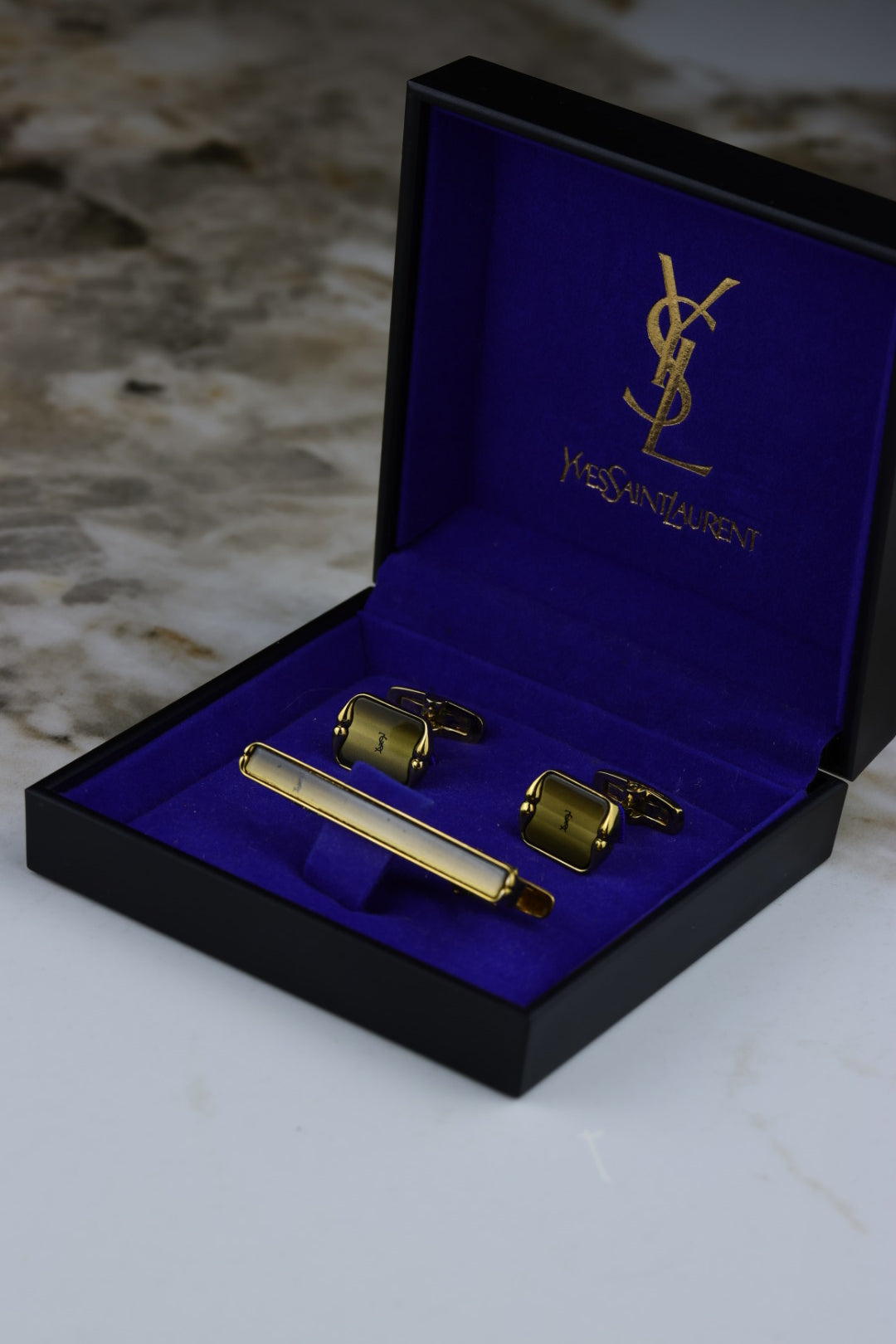 Yves Saint Laurent – zestaw spinki do mankietów, pozłacane z tygrysim okiem (S23)