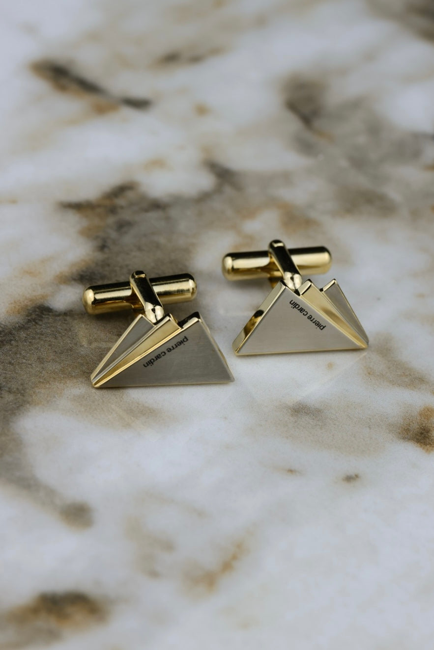 Pierre Cardin – stalowo-pozłacane spinki w kształcie pasma górskiego z czarnym napisem (SP024)