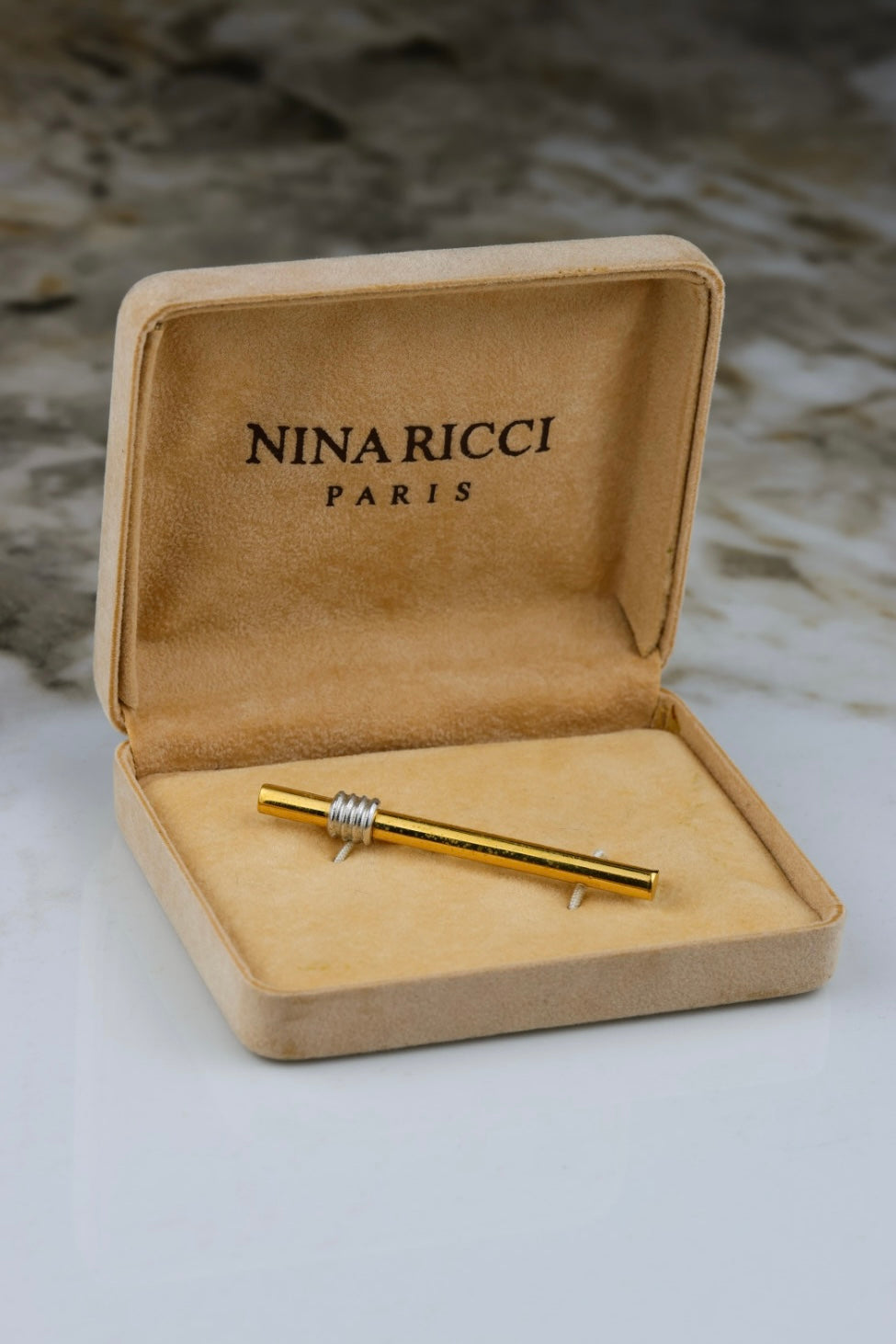 Nina Ricci – spinka do krawata pozłacana z subtelnym srebrnym akcentem (S47)