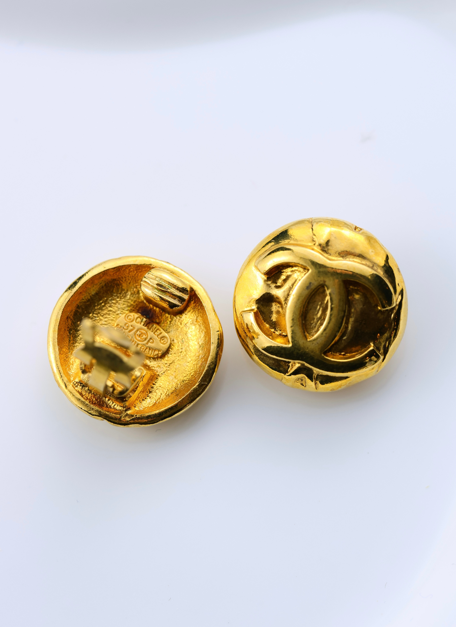 CHANEL - klasyczne pozłacane klipsy vintage