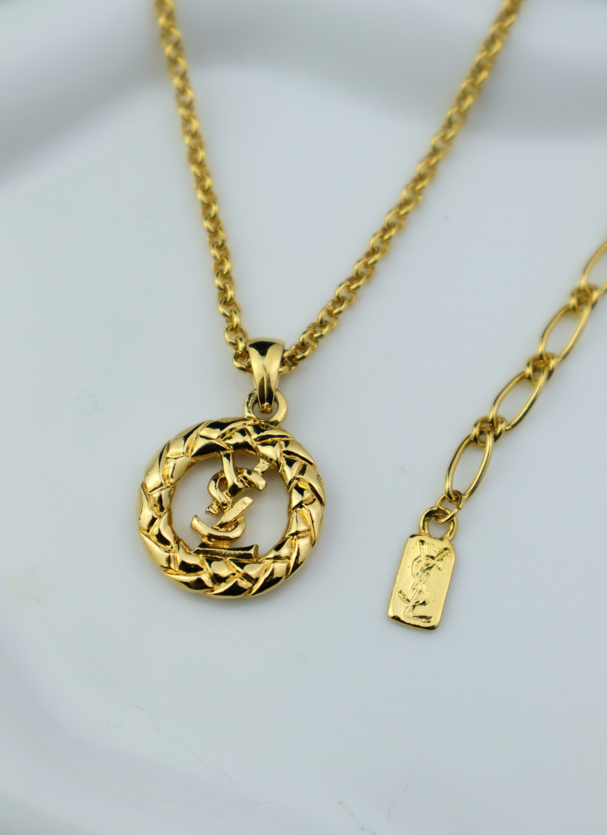 Yves Saint Laurent vintage naszyjnik z medalionem Cassandre