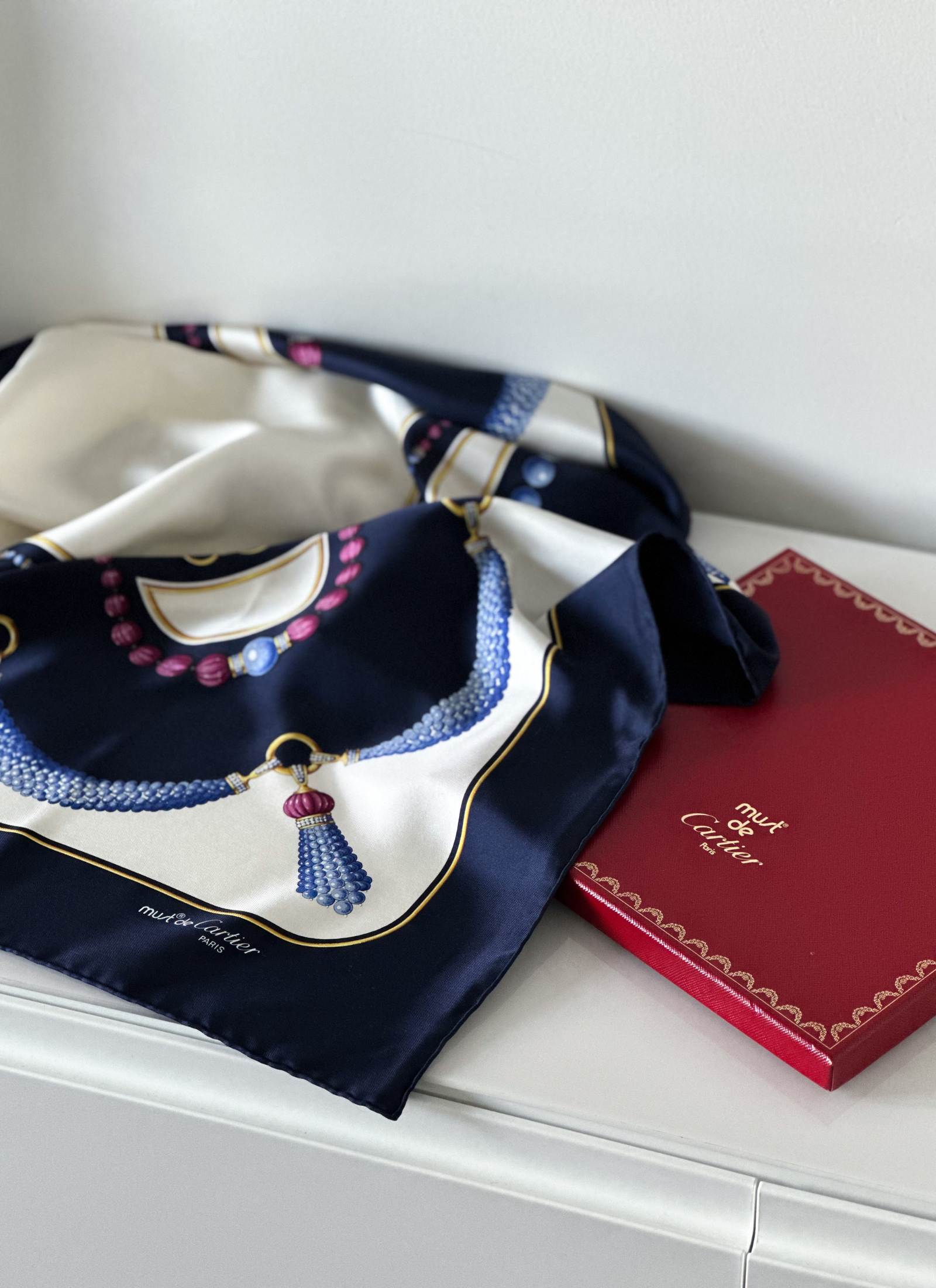 Cartier - jedwabna apaszka must de Cartier z motywem jubilerskim