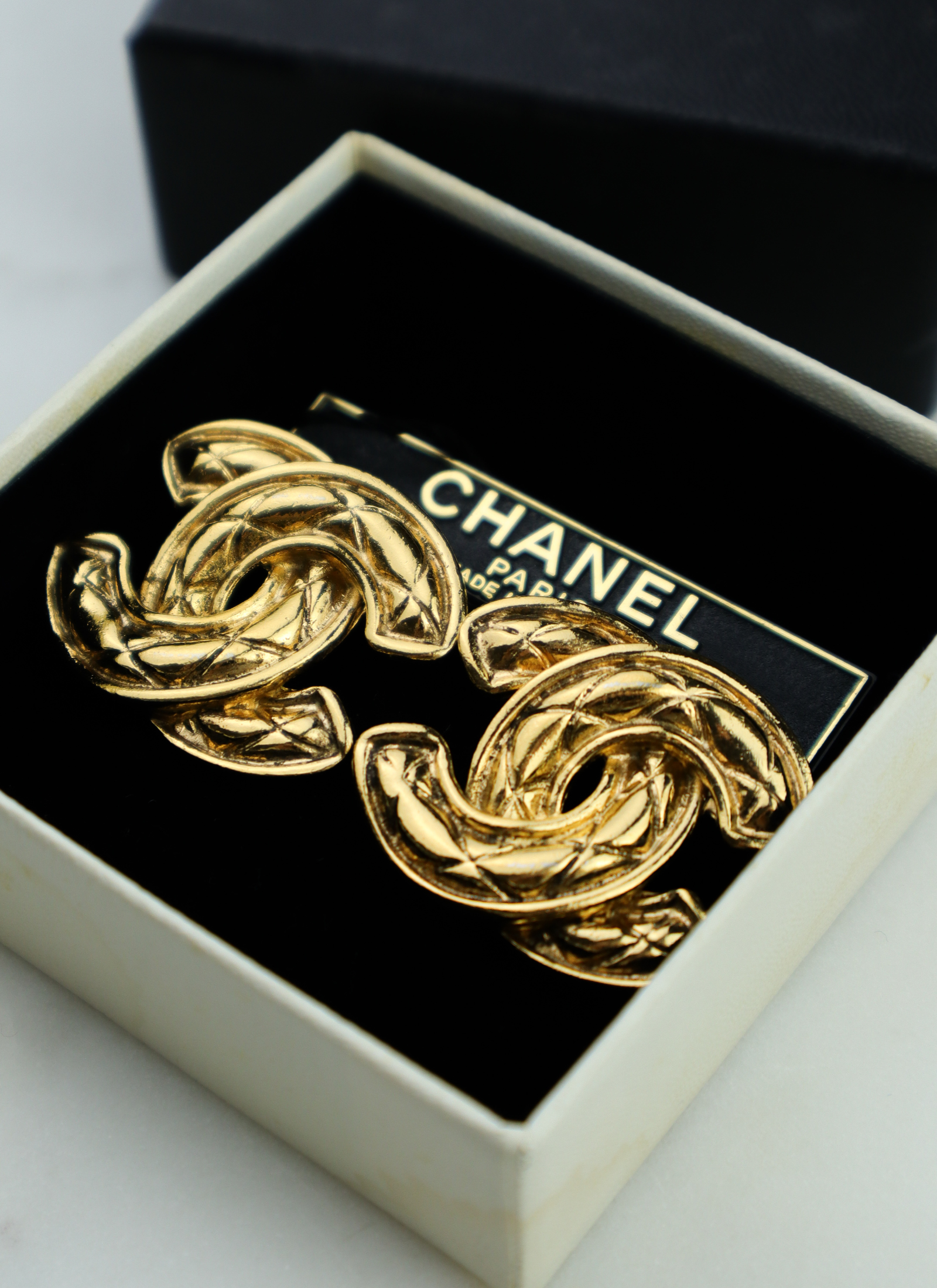 Chanel - klipsy z rzeźbiarskim CC vintage z pudełkiem