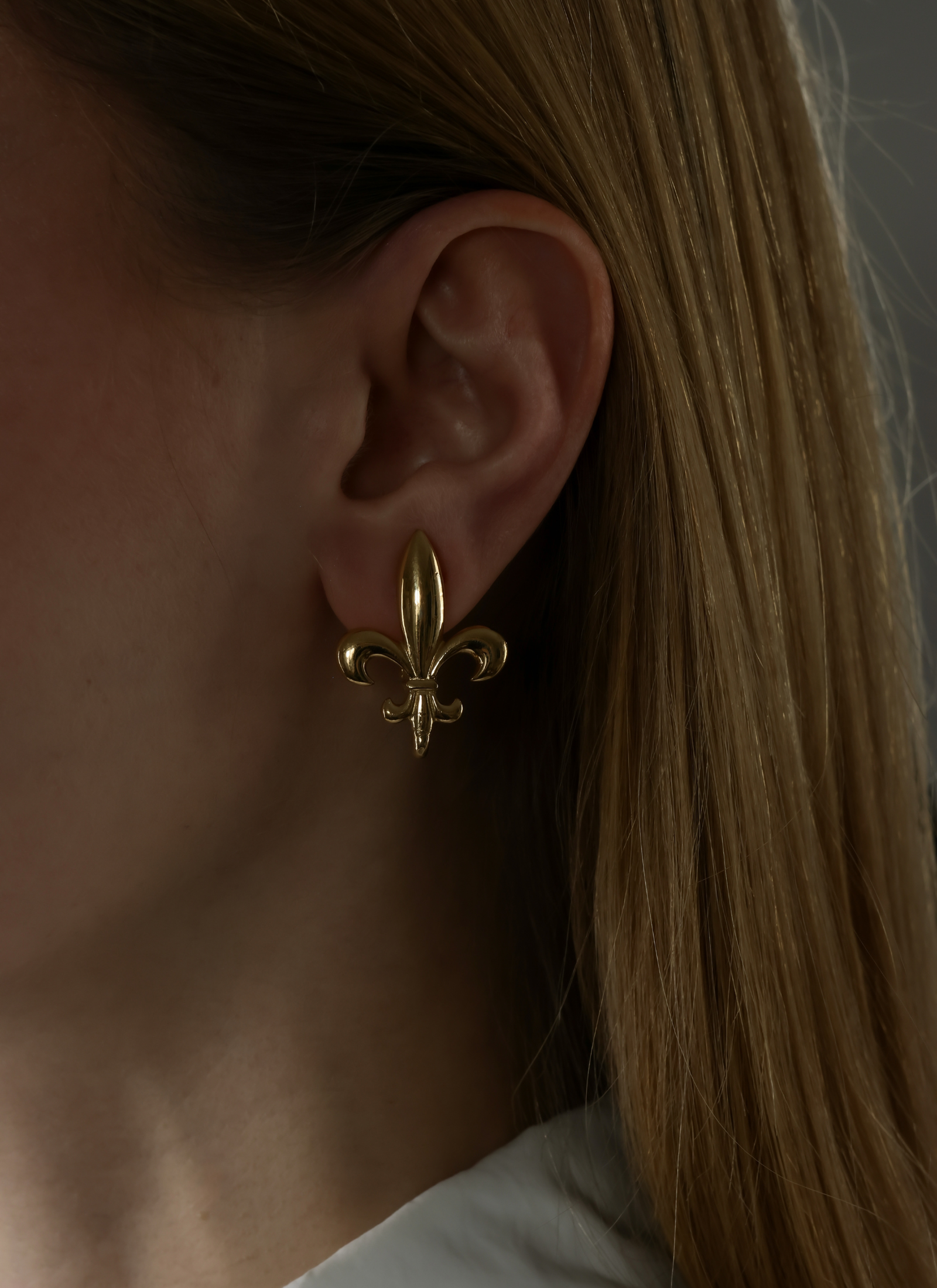 Givenchy - złocone klipsy z motywem fleur‑de‑lis