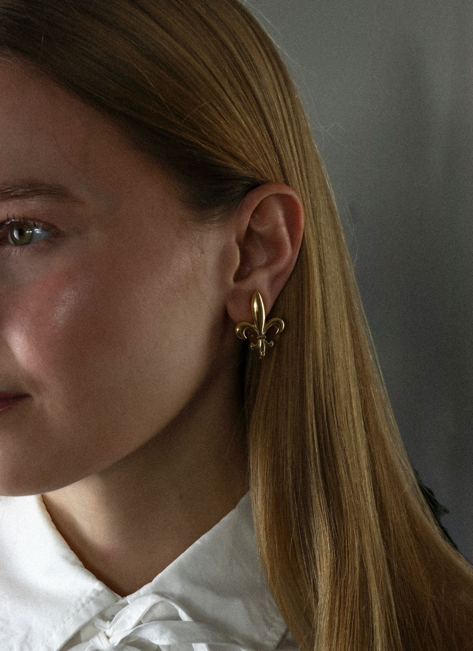 Givenchy - złocone klipsy z motywem fleur‑de‑lis