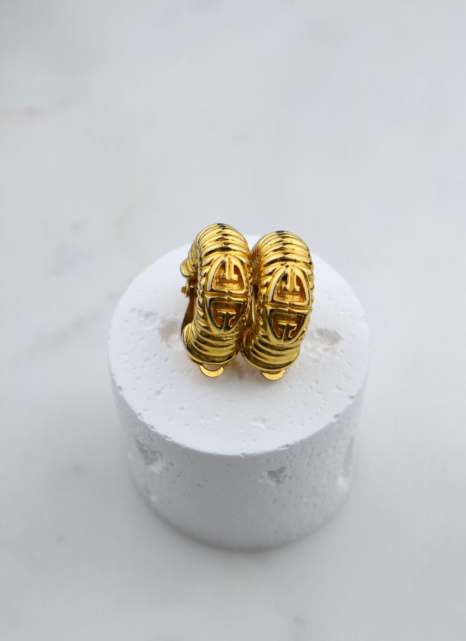 Givenchy - pozłacane klipsy koła