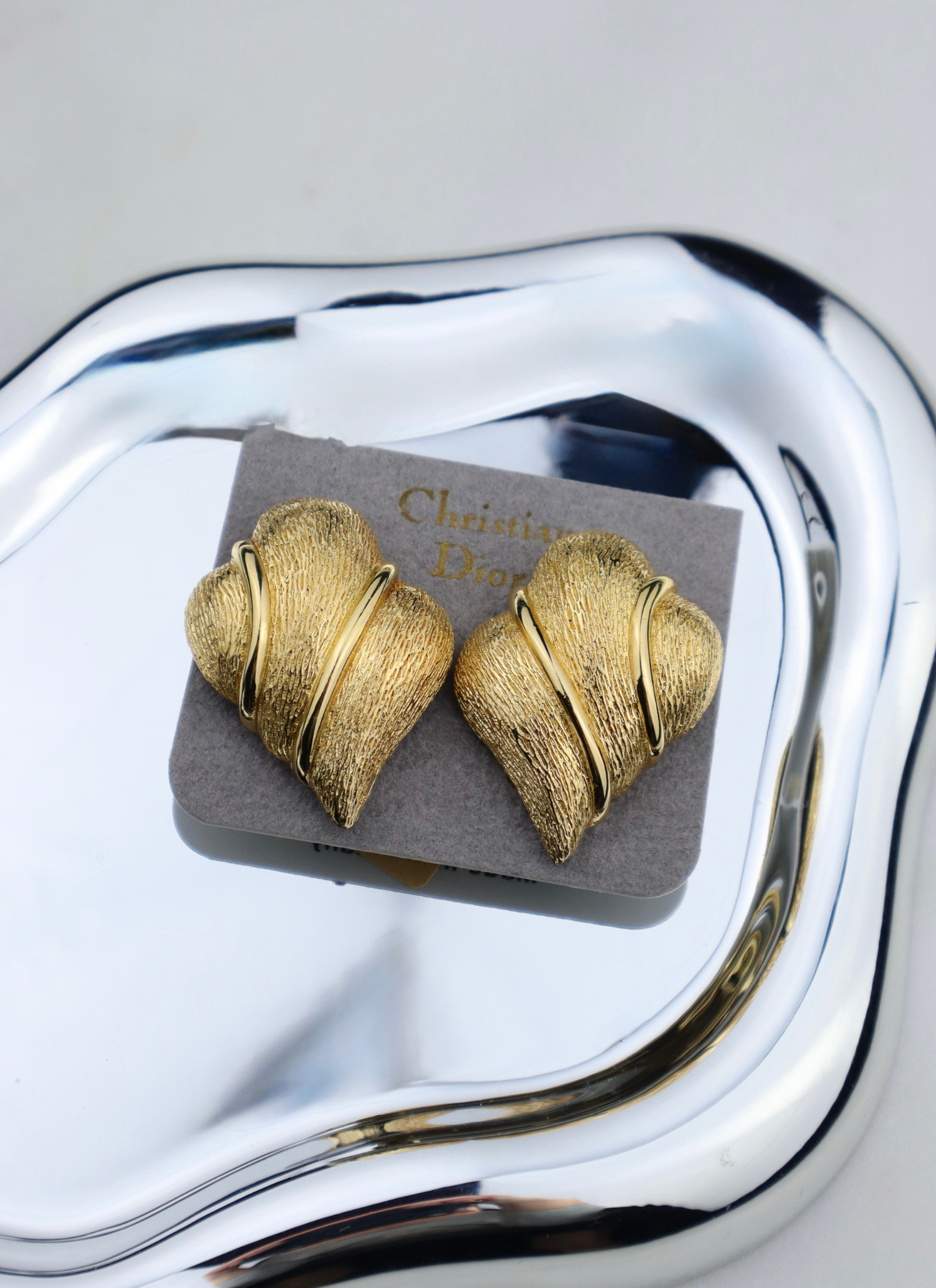 Christian Dior - pozłacane klipsy w kształcie muszli