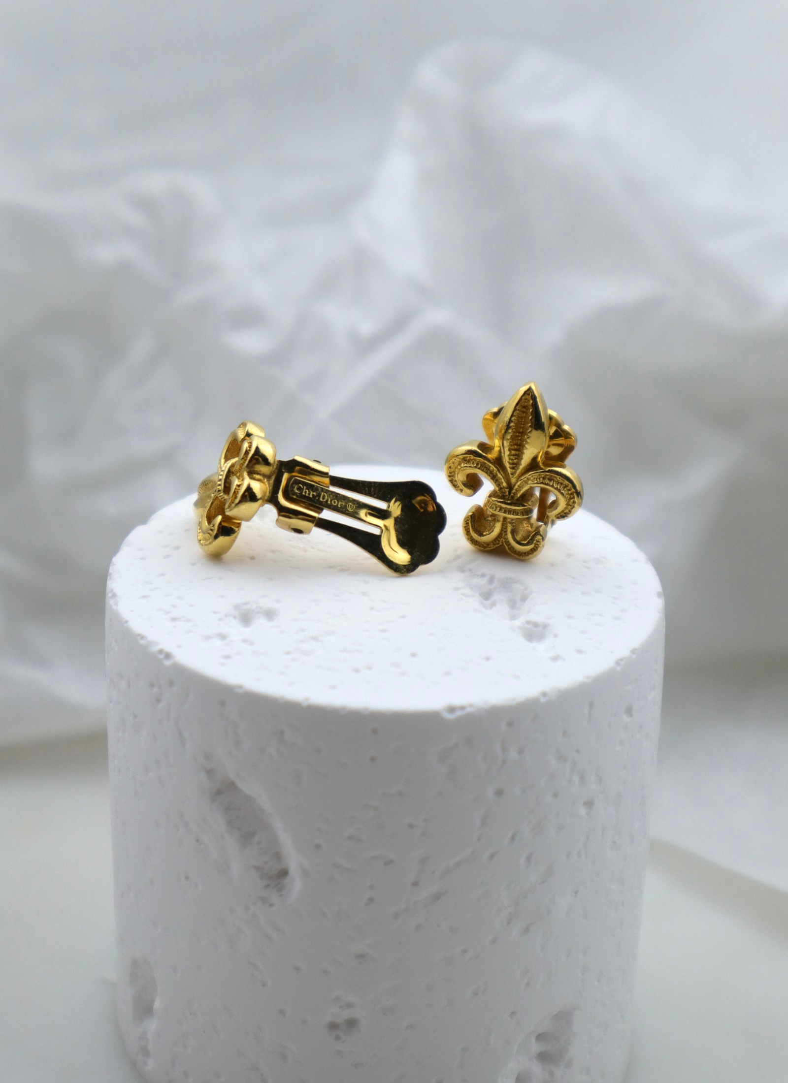 Christian Dior - pozłacane klipsy fleur-de-lis
