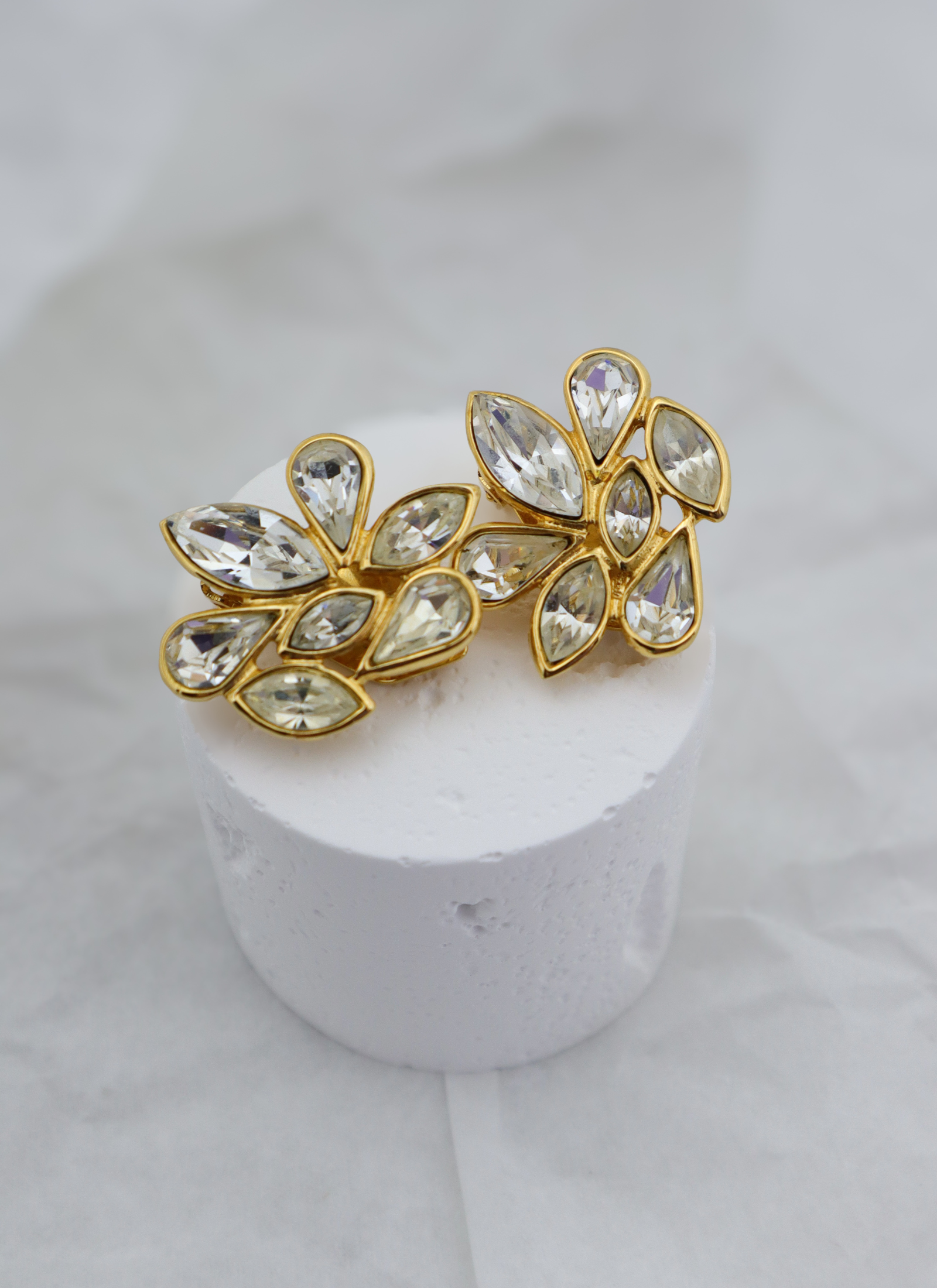 Yves Saint Laurent – klipsy z kryształowymi listkami