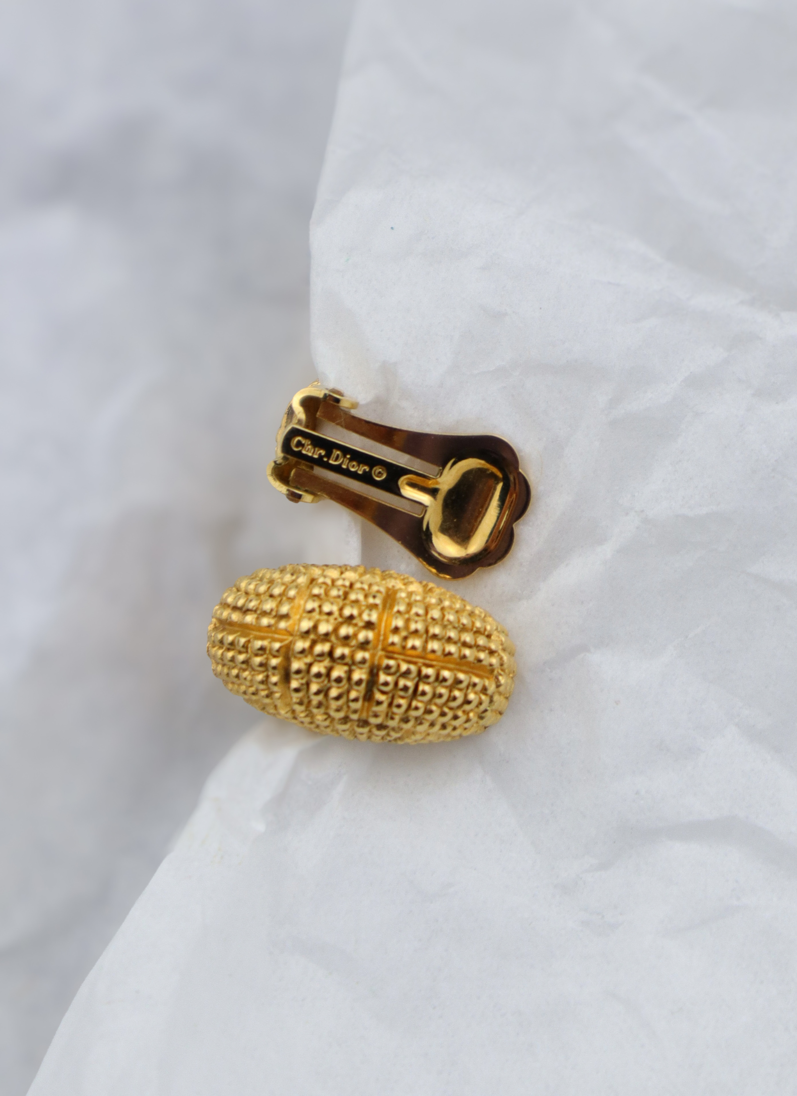 Dior – klipsy półkola