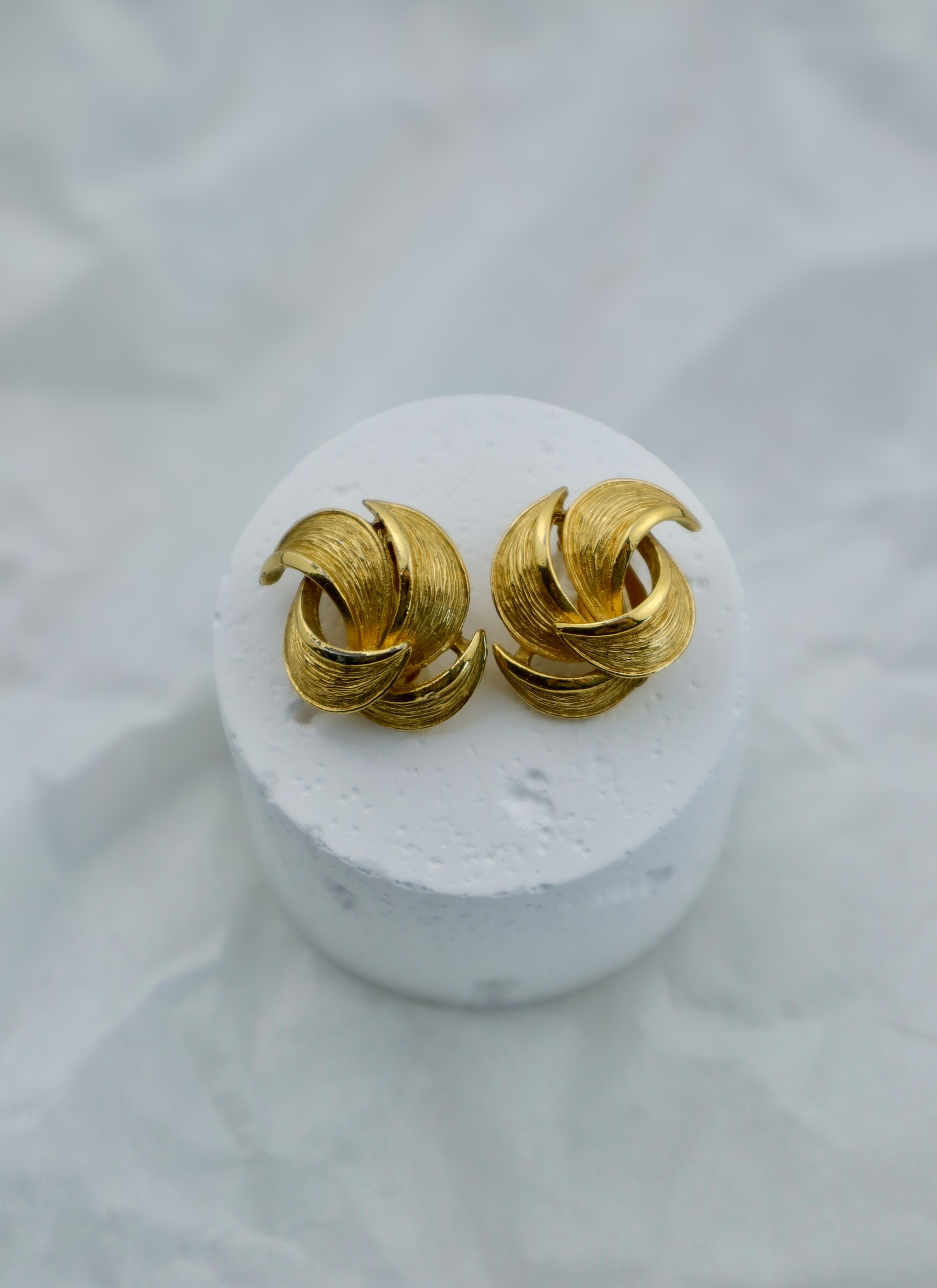 Givenchy – złote klipsy z lat 80