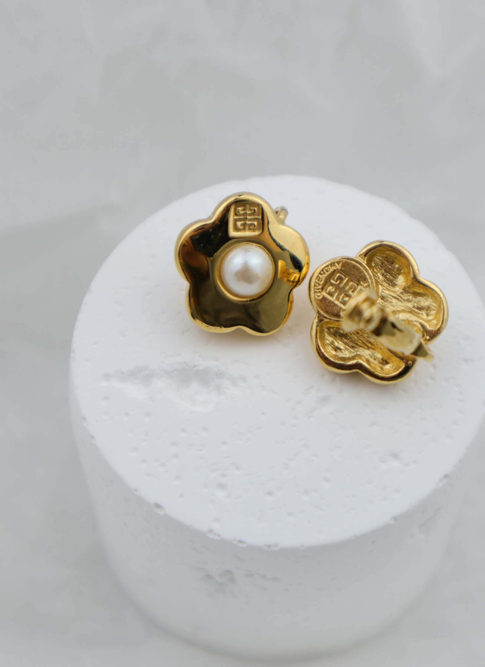 Givenchy - pozłacane klipsy kwiatki z perłą