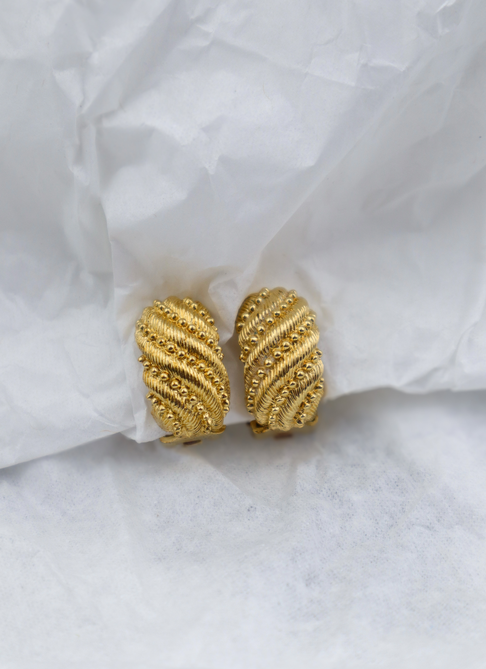 Dior – klipsy z falowaną fakturą