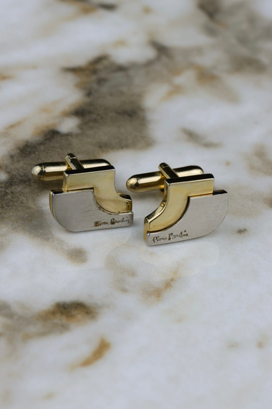 Pierre Cardin – stalowo-pozłacane spinki dwuczęściowe z napisem (SP023)
