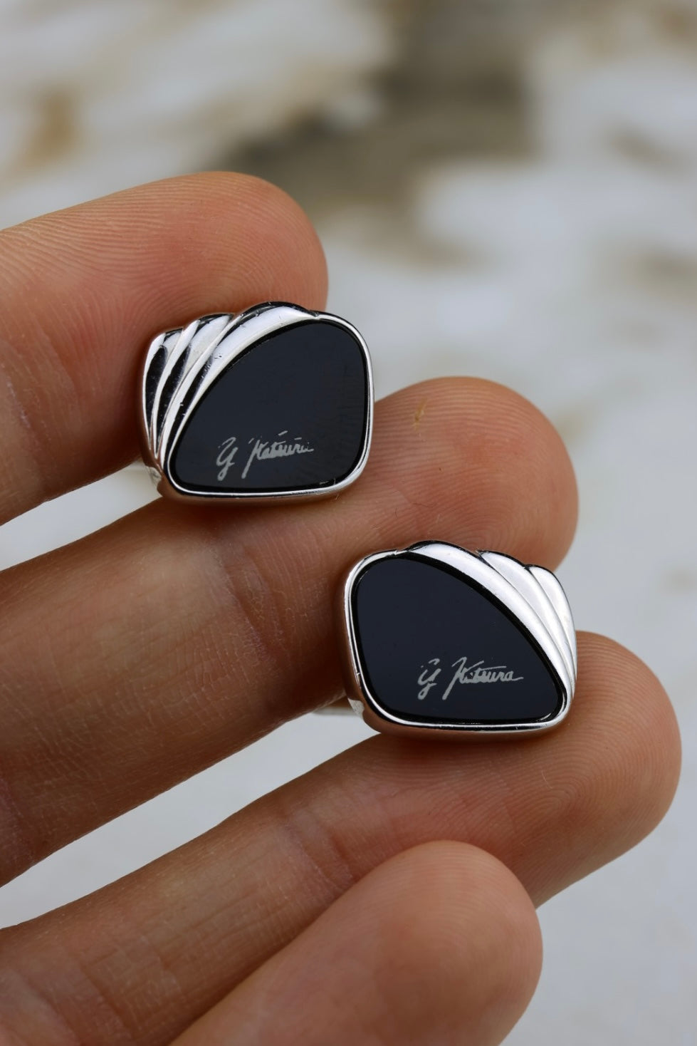 Yumi Katsura – stalowe spinki z czarnym akcentem i białym logo (SP011)