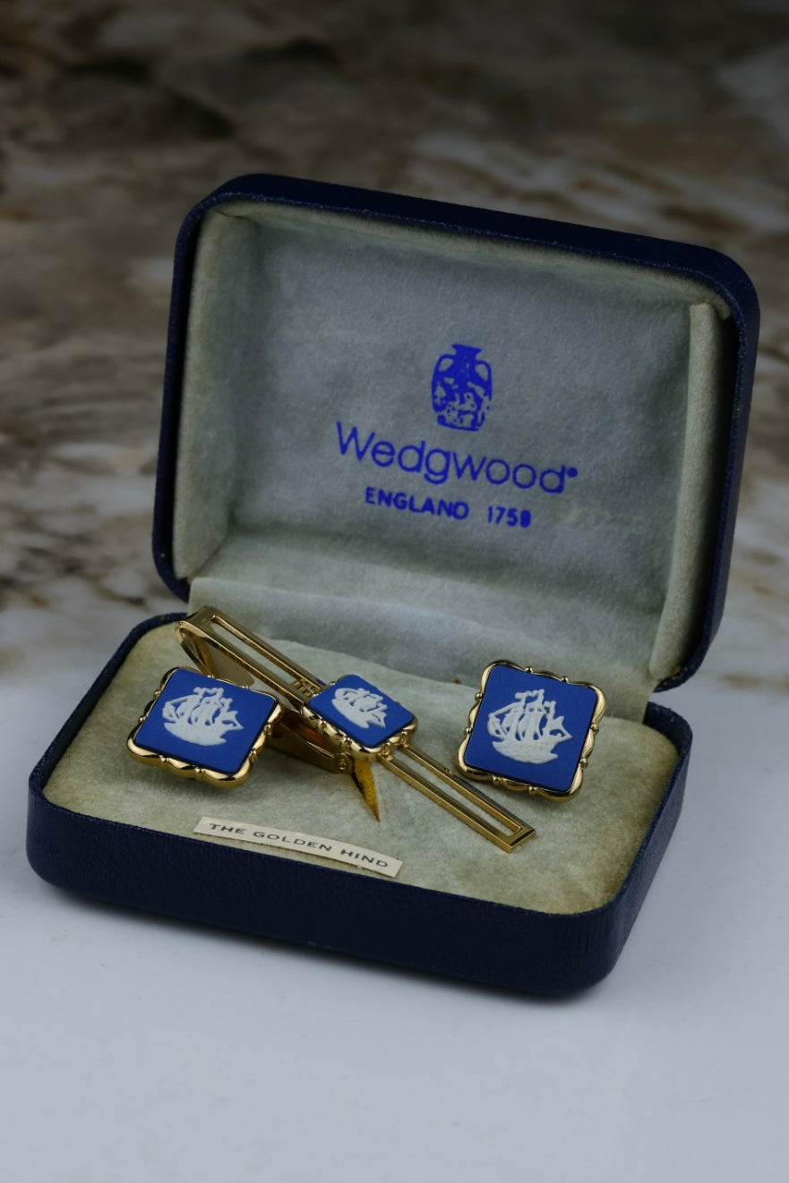 Wedgwood – zestaw spinki do mankietów i spinka do krawata, z błękitnym wypełnieniem i motywem statku (S29)