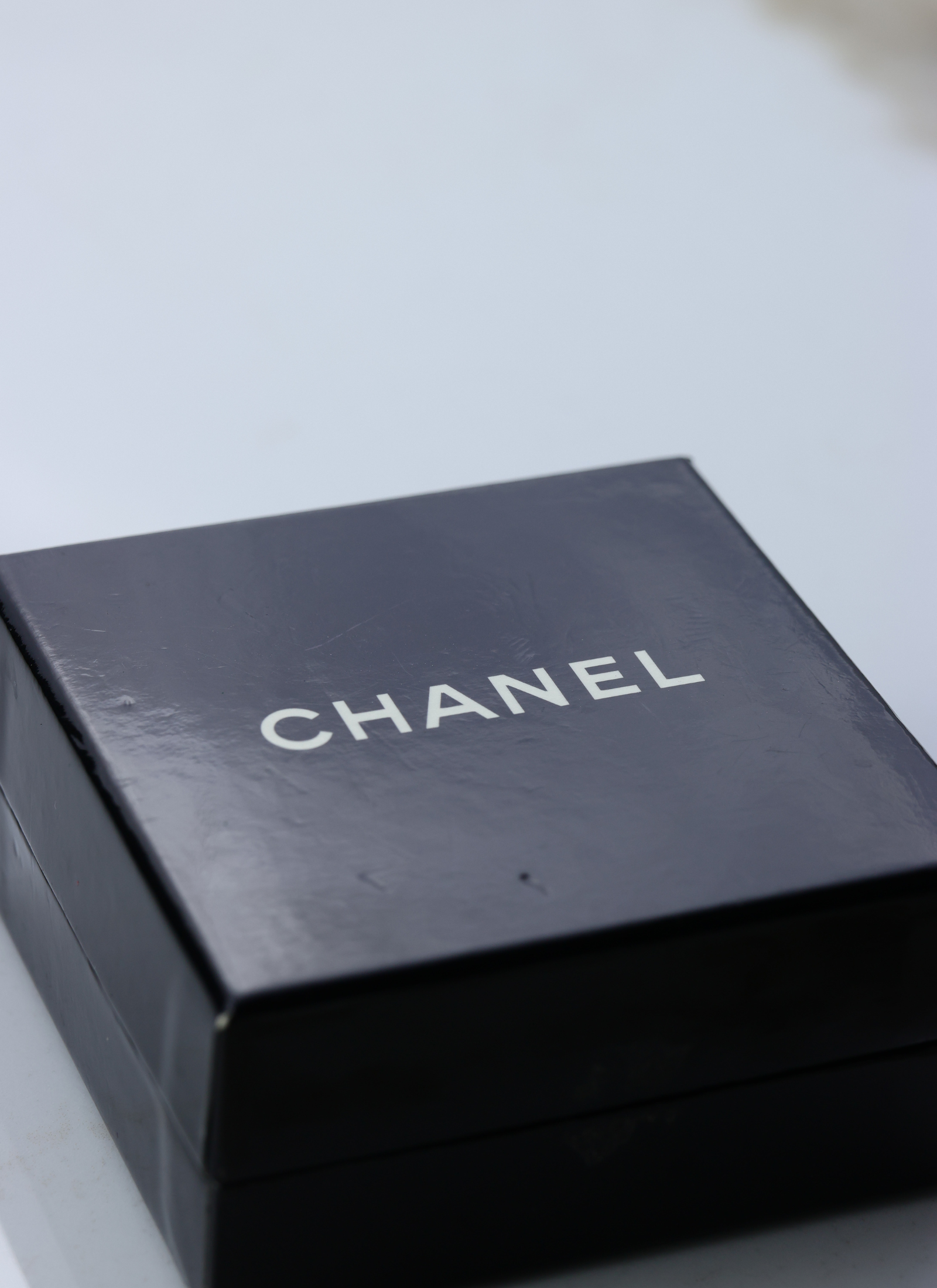 CHANEL - pozłacane zdobne klipsy