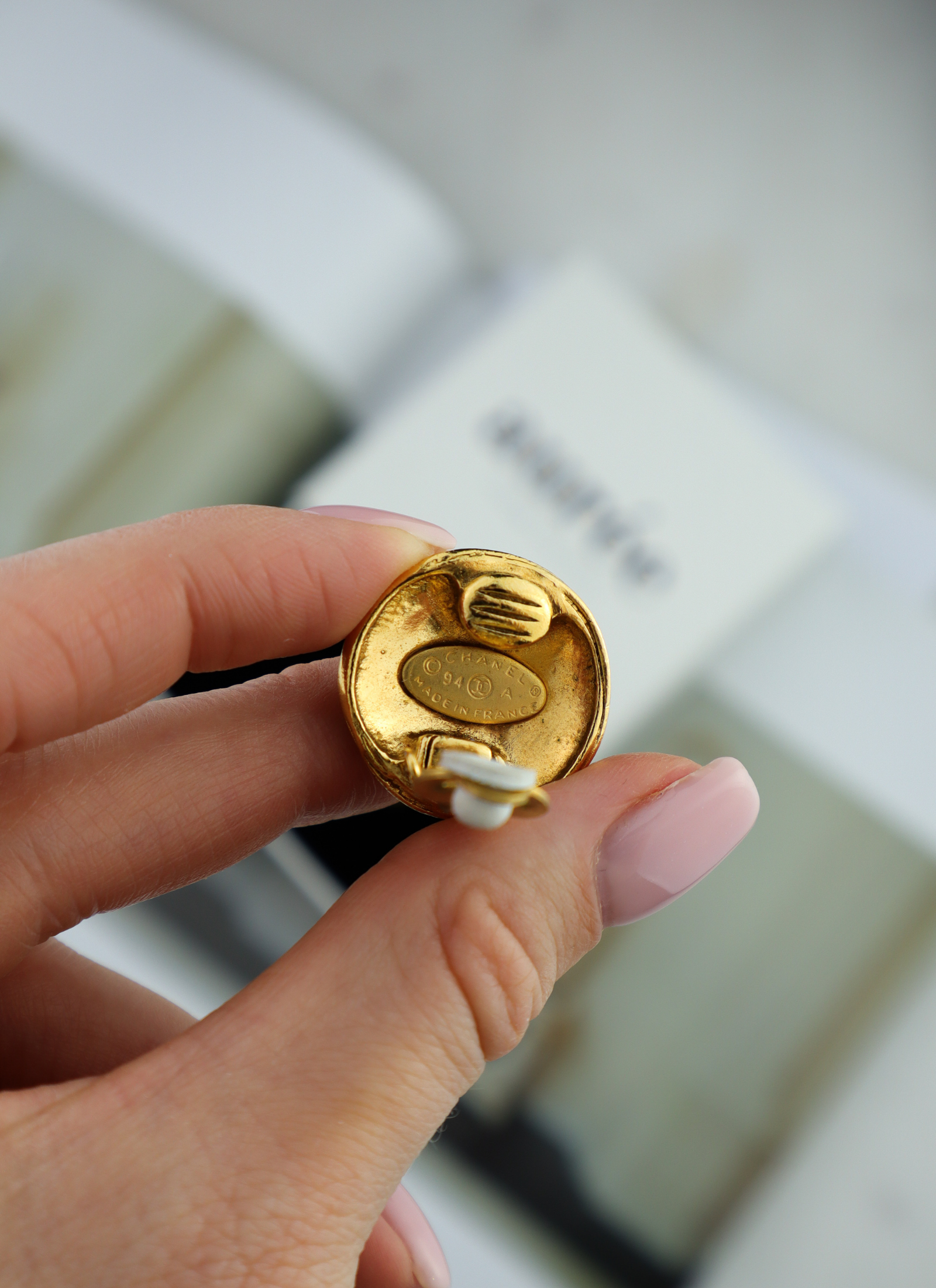 Chanel - klipsy vintage jesień 1994 r. z reliefowym CC