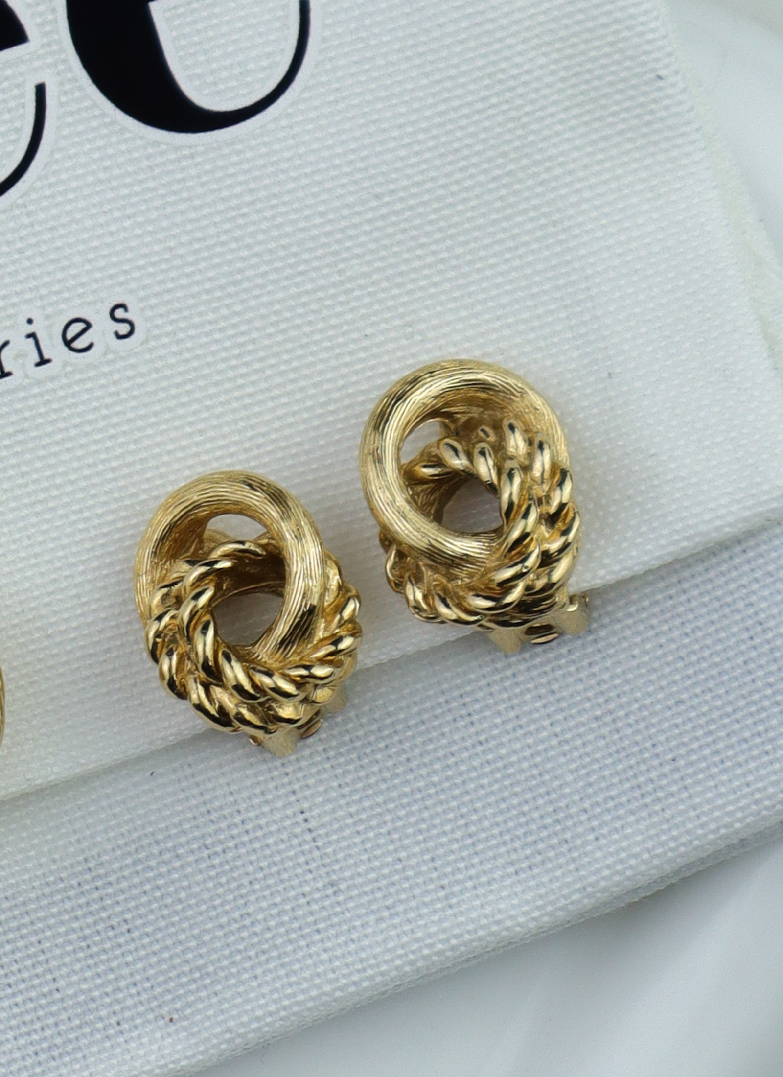 Christian Dior - klipsy z motywem skręcanego splotu "love knot"