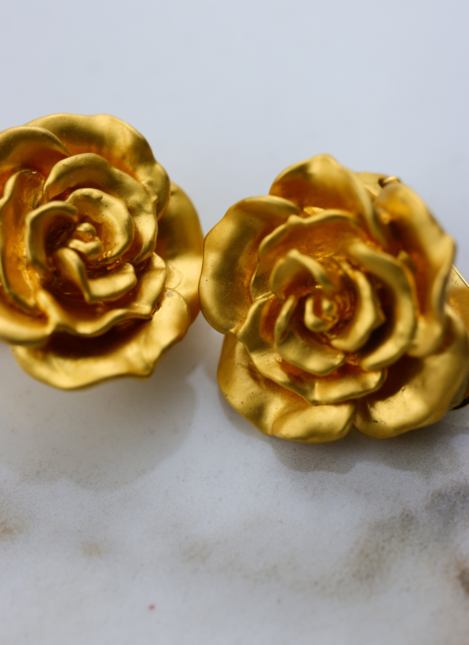 KENZO - klipsy złote róże