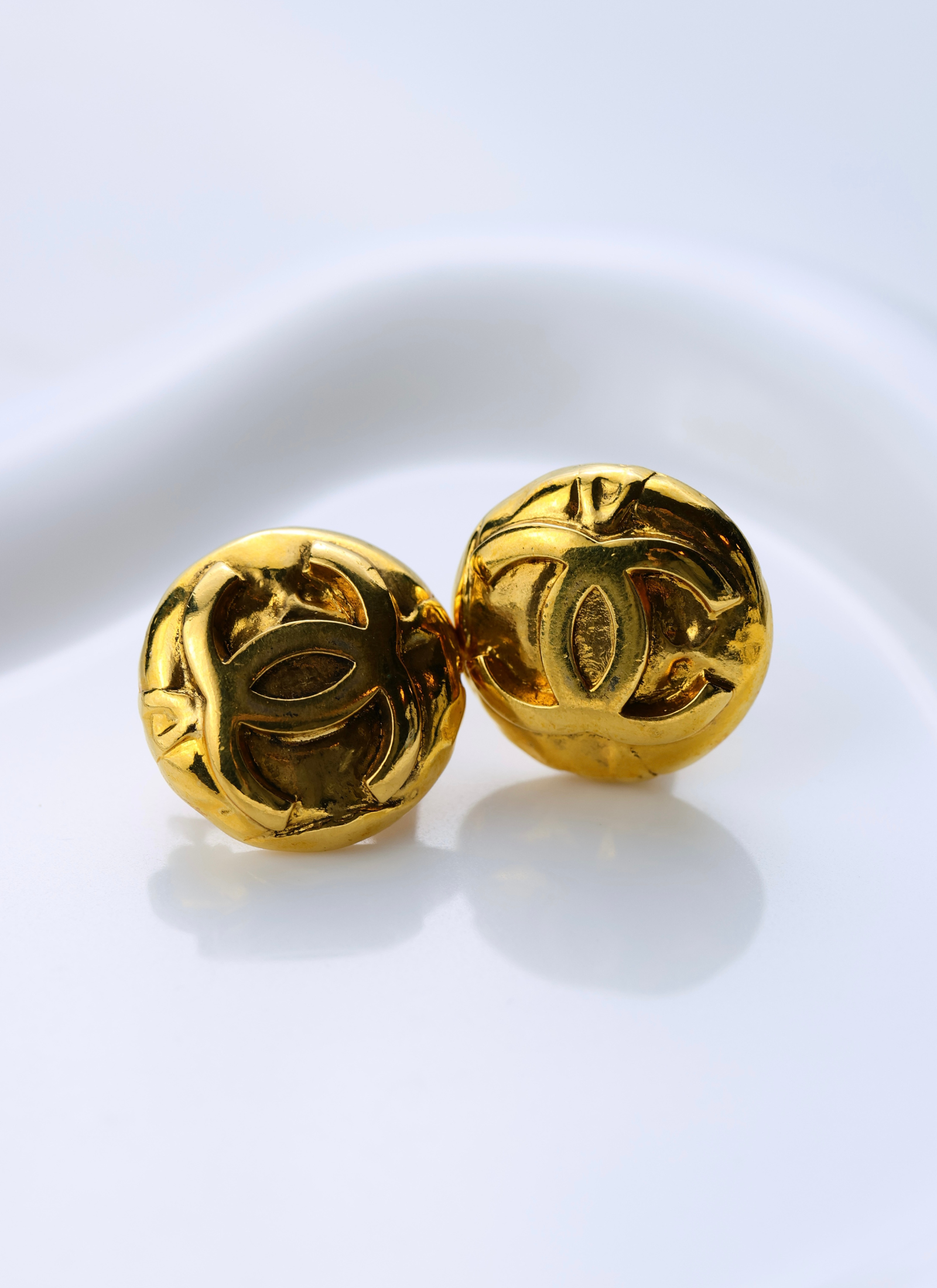 CHANEL - klasyczne pozłacane klipsy vintage