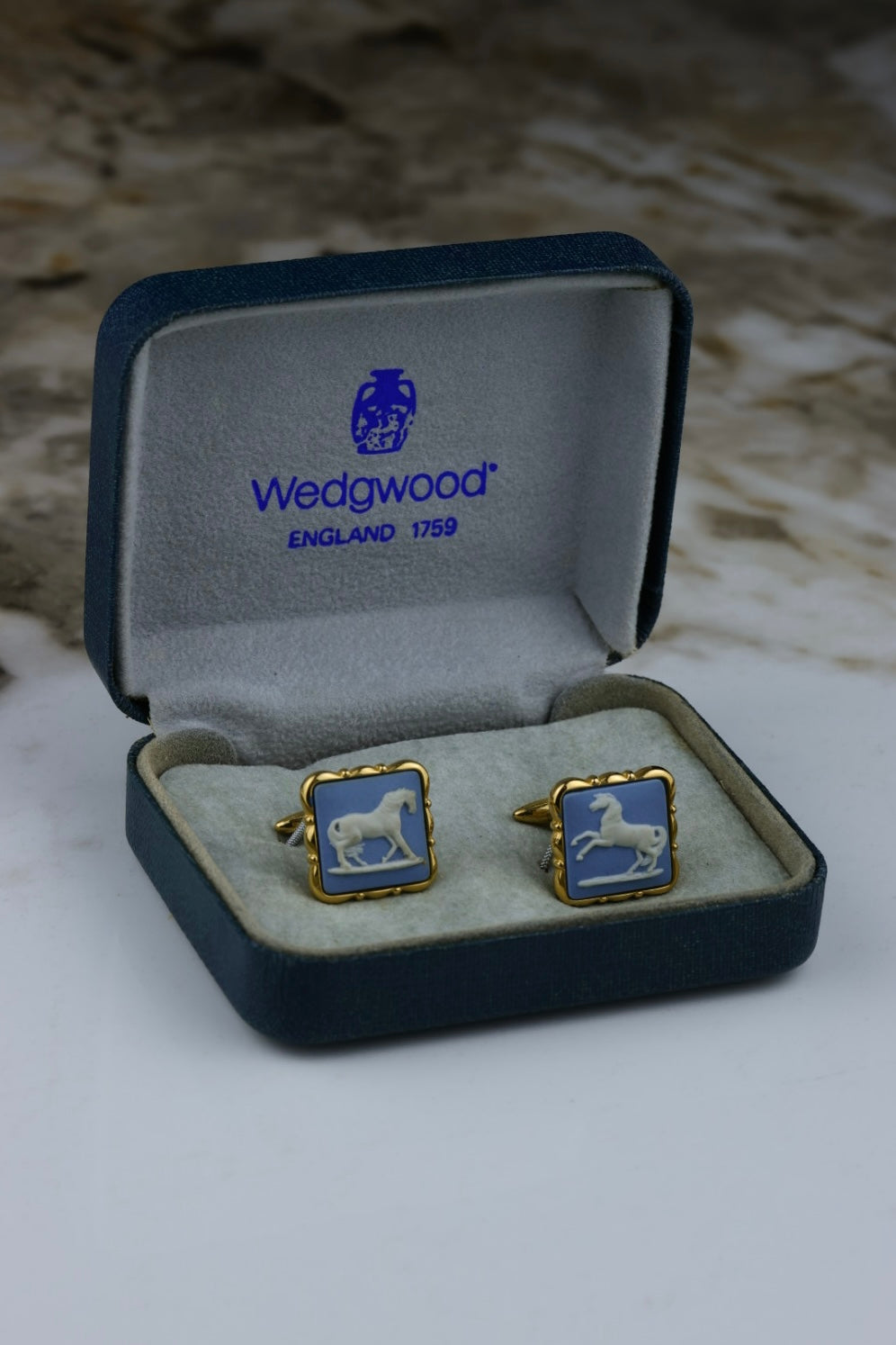 Wedgwood – spinki do mankietów, z błękitnym wypełnieniem i motywem konia (S27)