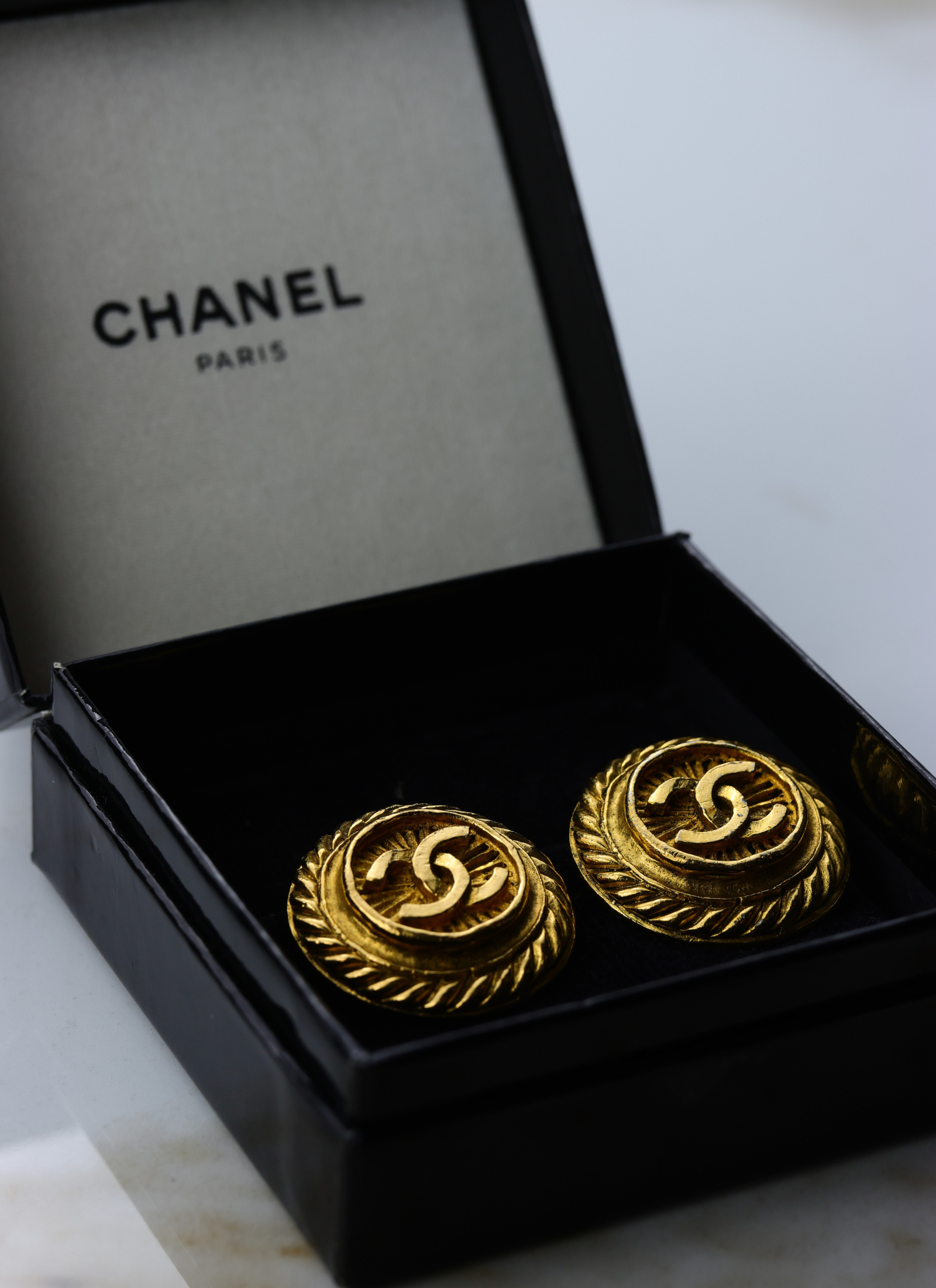 CHANEL - pozłacane zdobne klipsy