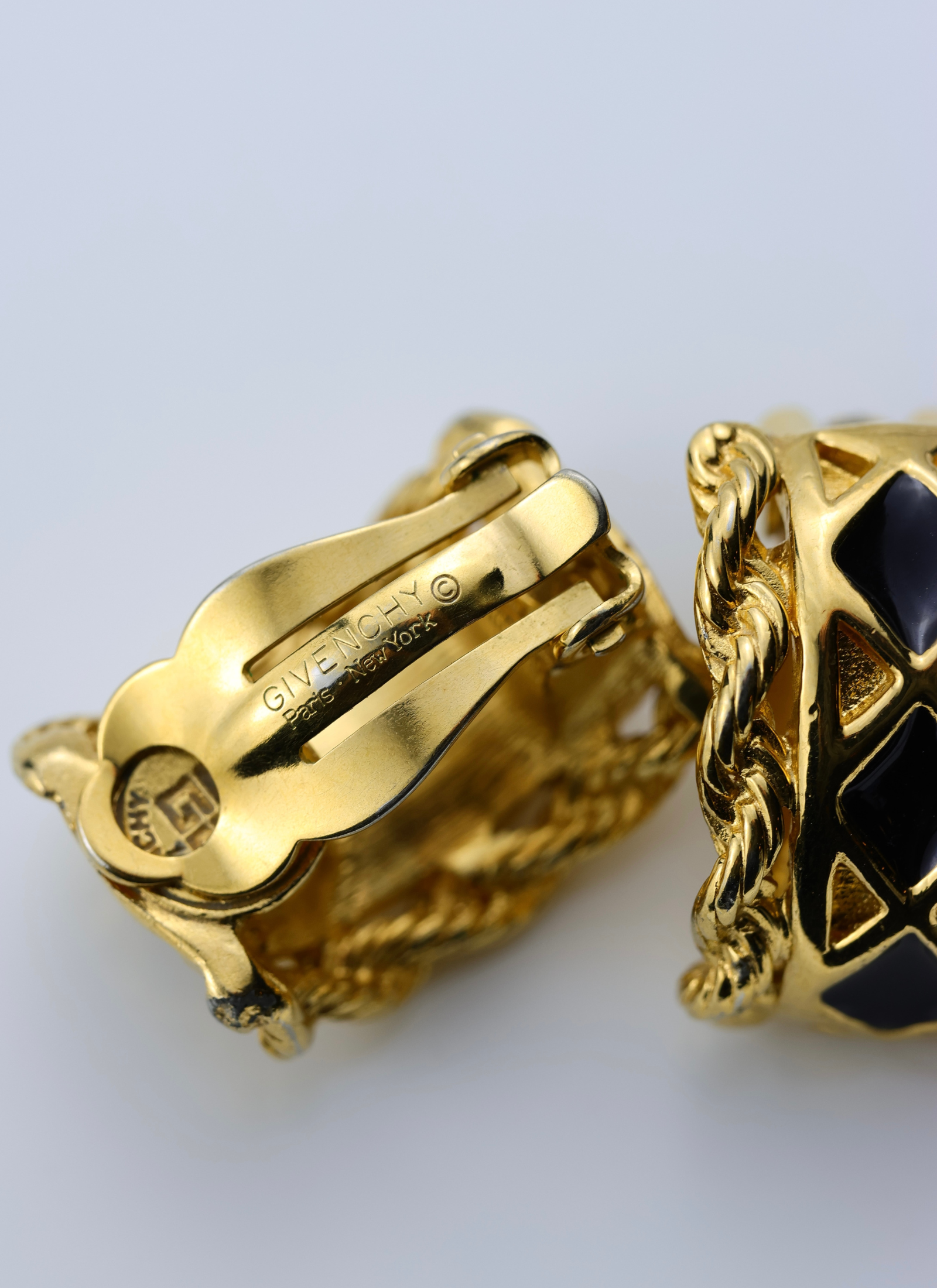 Givenchy - czarno złote klipsy