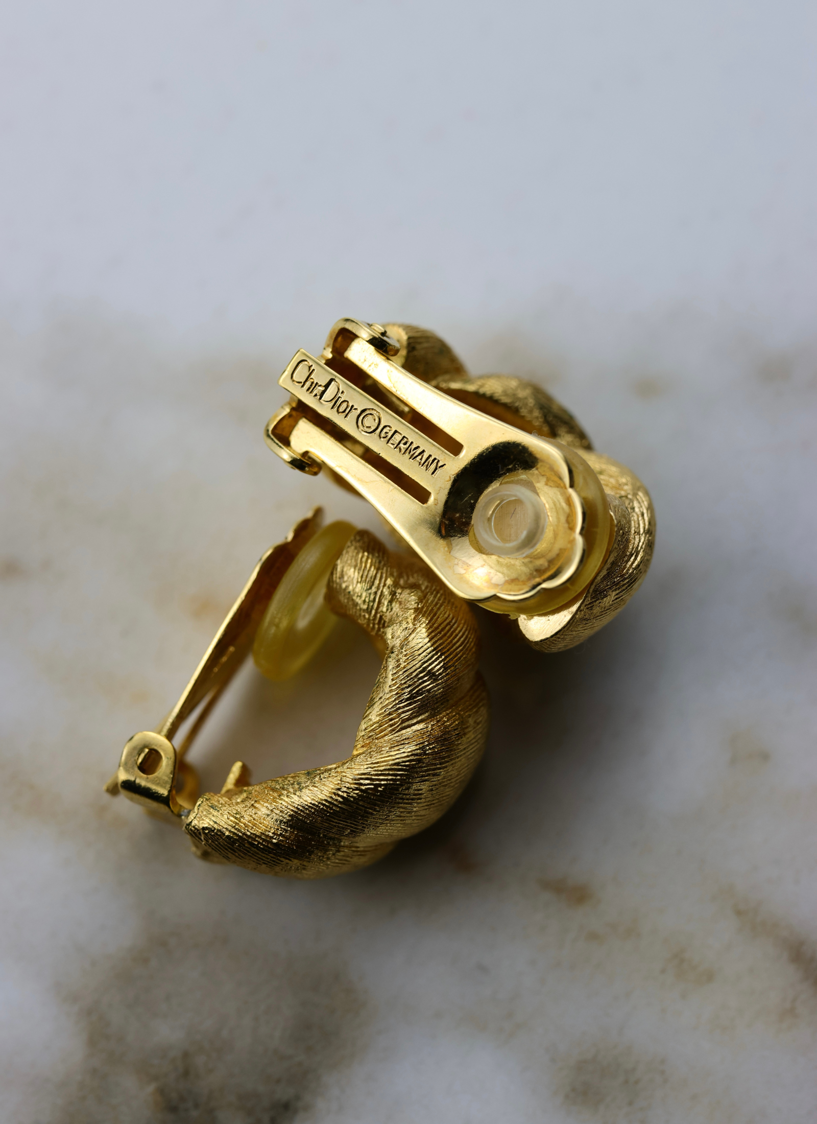 Christian Dior - skręcane złote klipsy