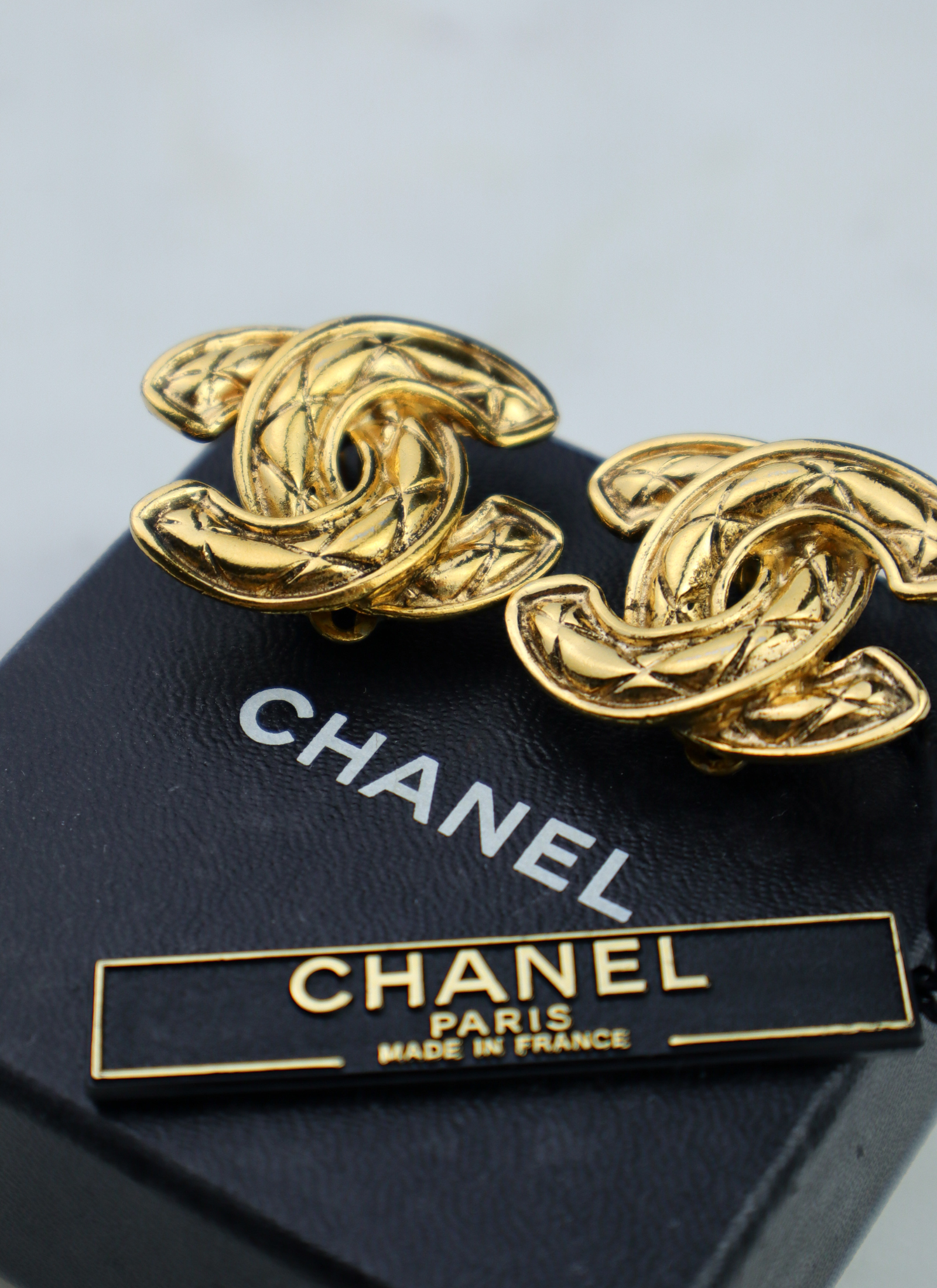 Chanel - klipsy z rzeźbiarskim CC vintage z pudełkiem