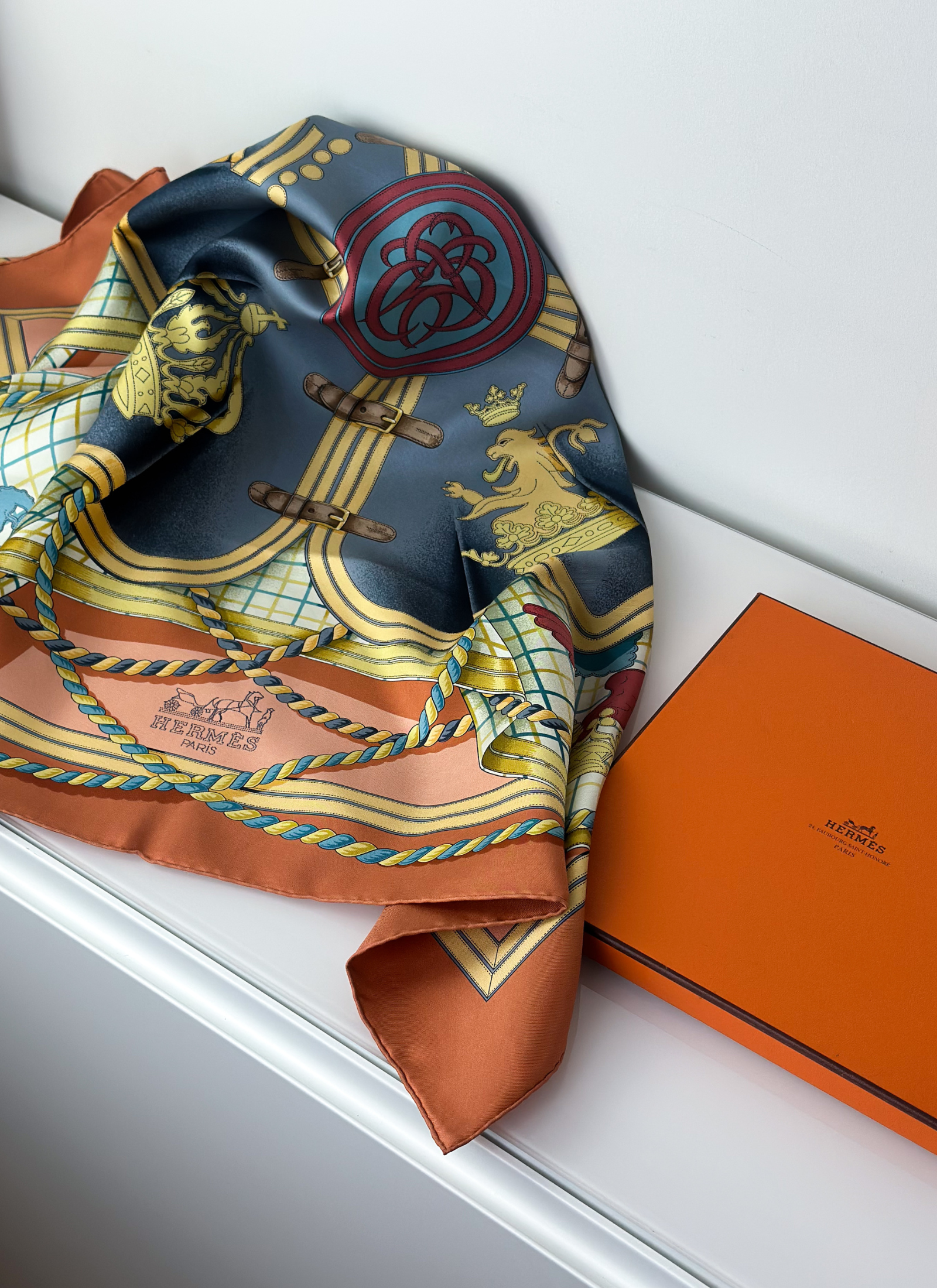 Hermès - jedwabna apaszka "Grande Tenue"