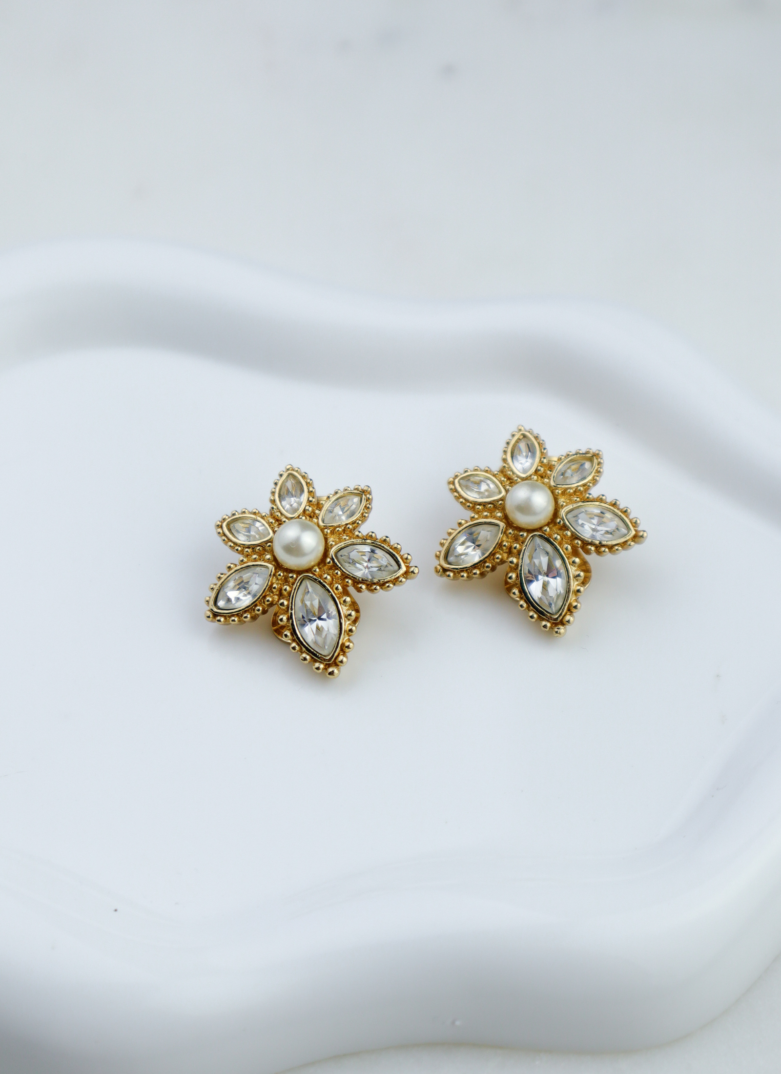 Christian Dior - vintage klipsy Kwiaty z Perłą i Kryształami
