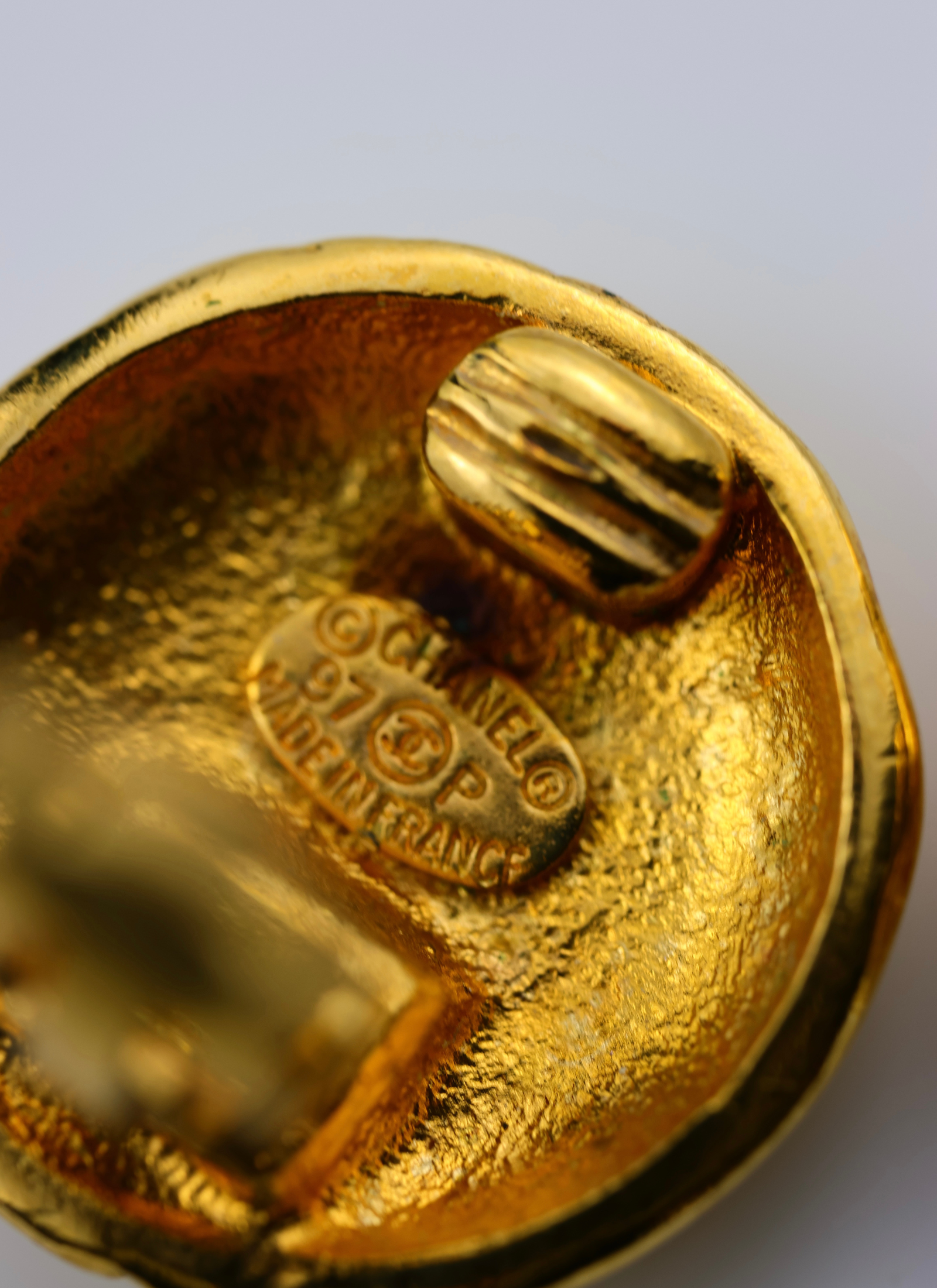 CHANEL - klasyczne pozłacane klipsy vintage