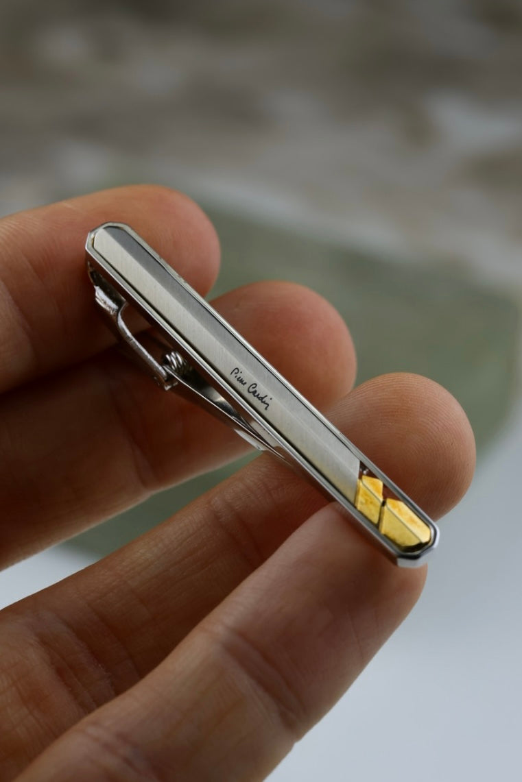 Pierre Cardin – zestaw spinek do mankietów i krawata stalowo-złoty z logo i metką (S41)