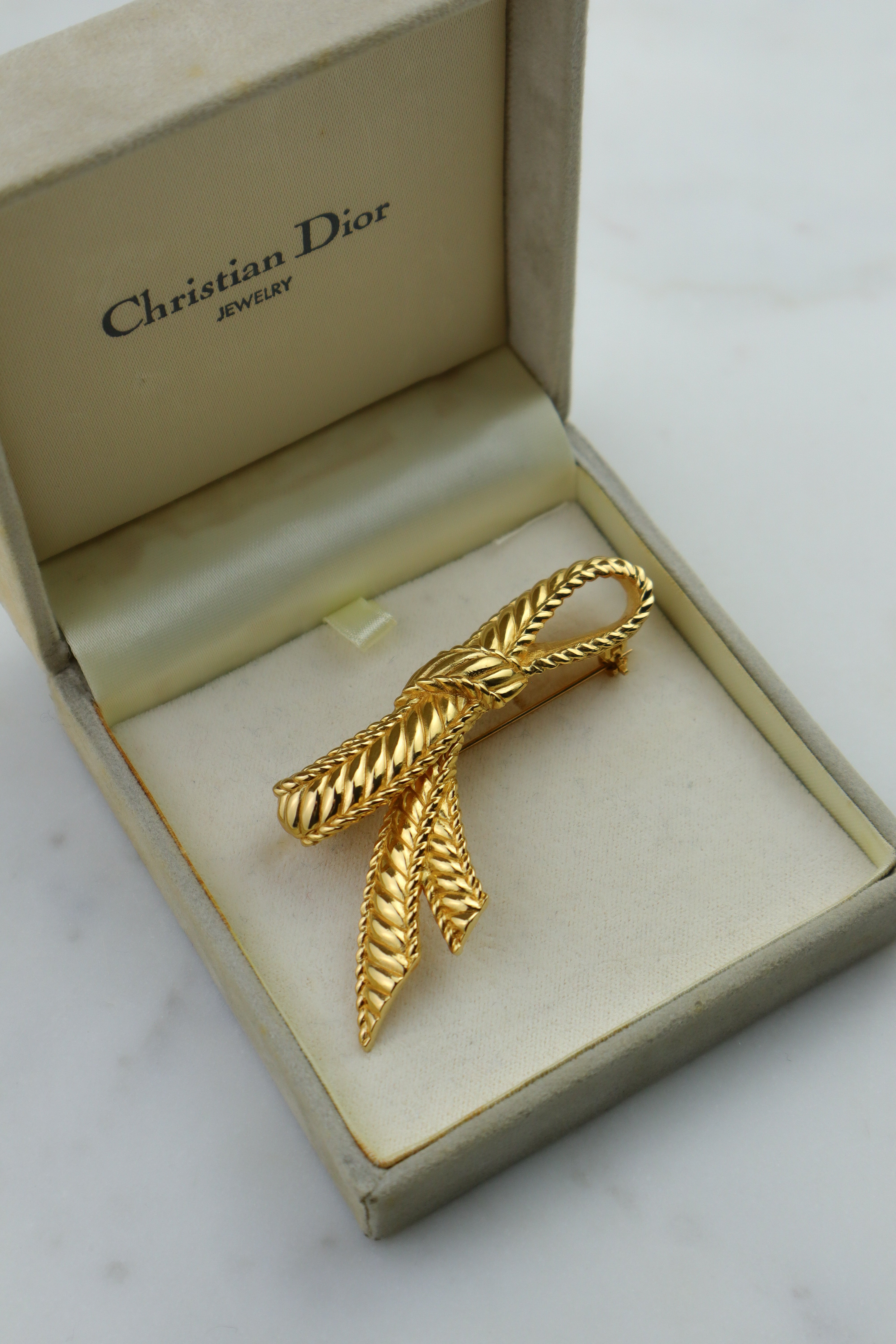 Christian Dior - pozłacana broszka vintage kokarda
