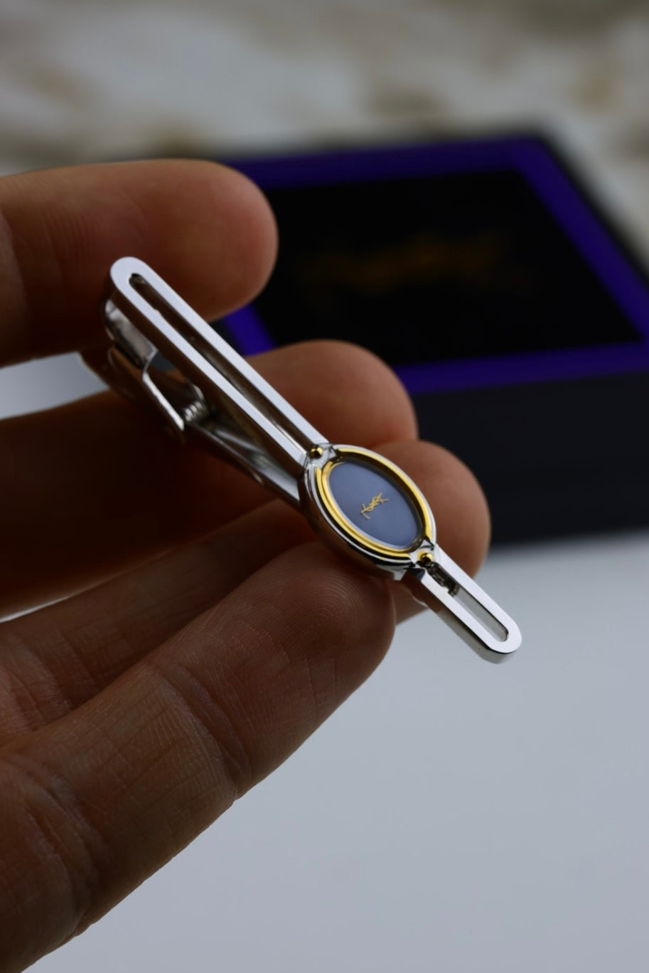 Yves Saint Laurent – spinka do krawata, srebrna z błękitnym emaliowanym detalem (S24)