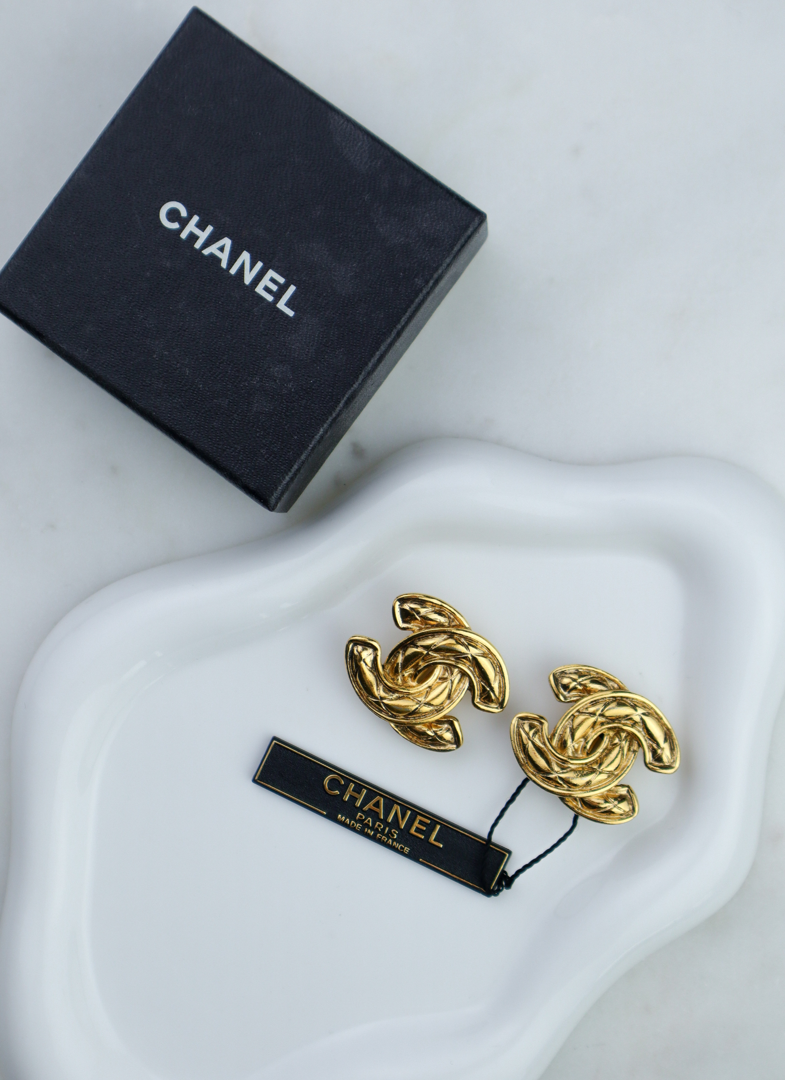 Chanel - klipsy z rzeźbiarskim CC vintage z pudełkiem