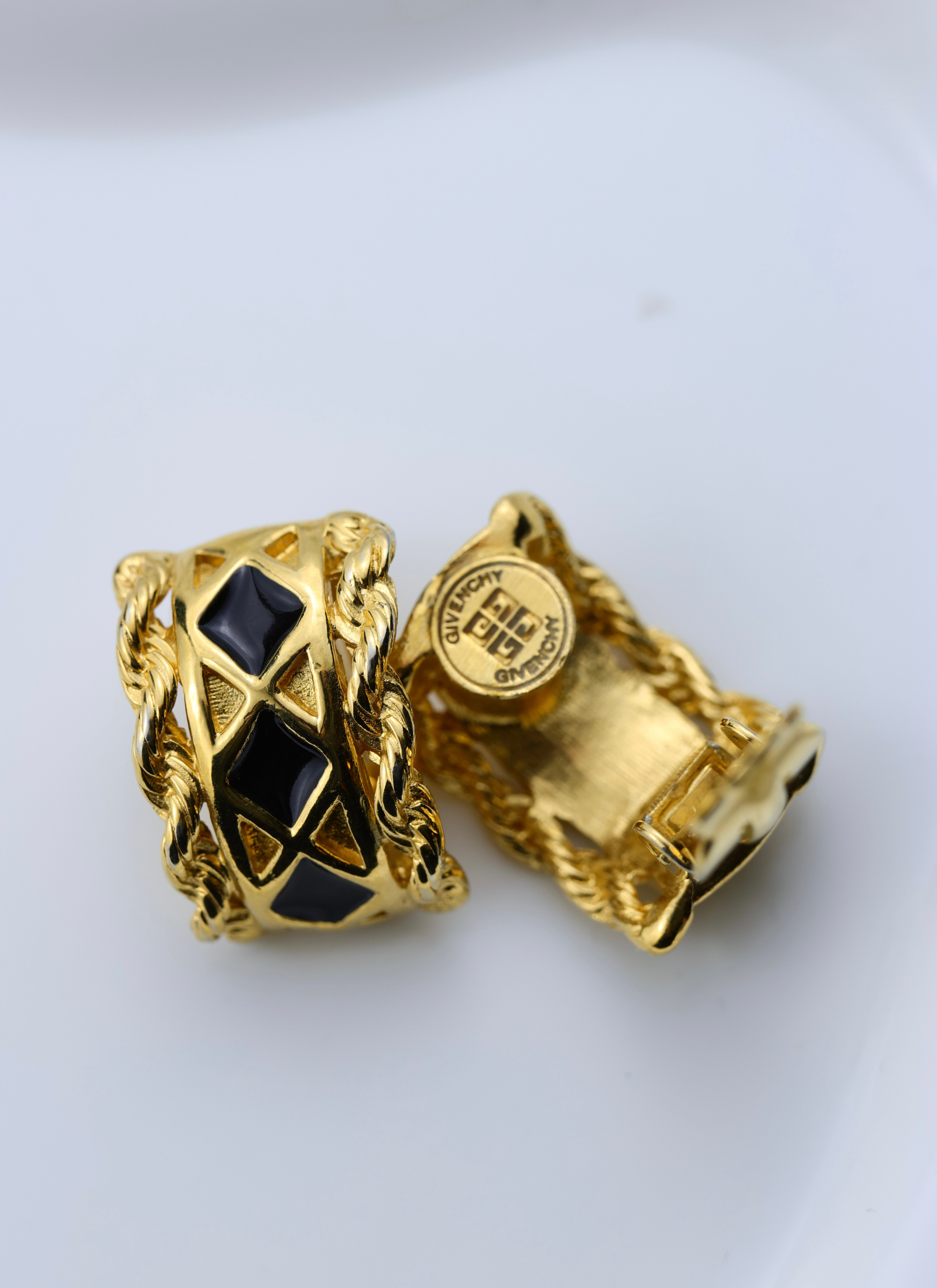 Givenchy - czarno złote klipsy