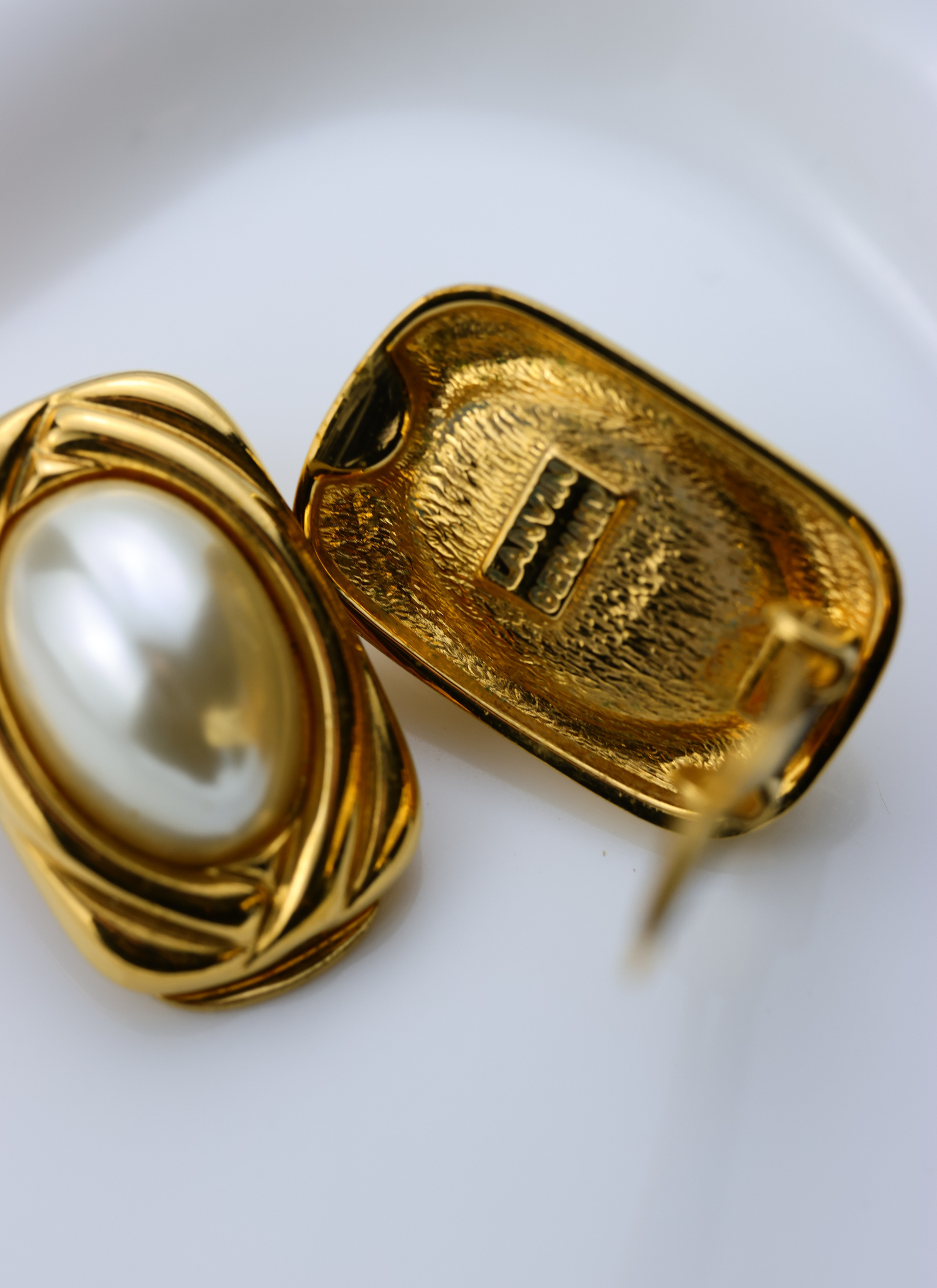 Lanvin - złote klipsy z perłą