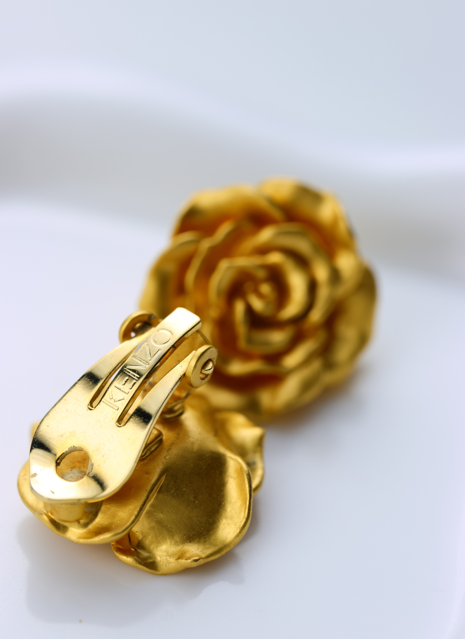 KENZO - klipsy złote róże