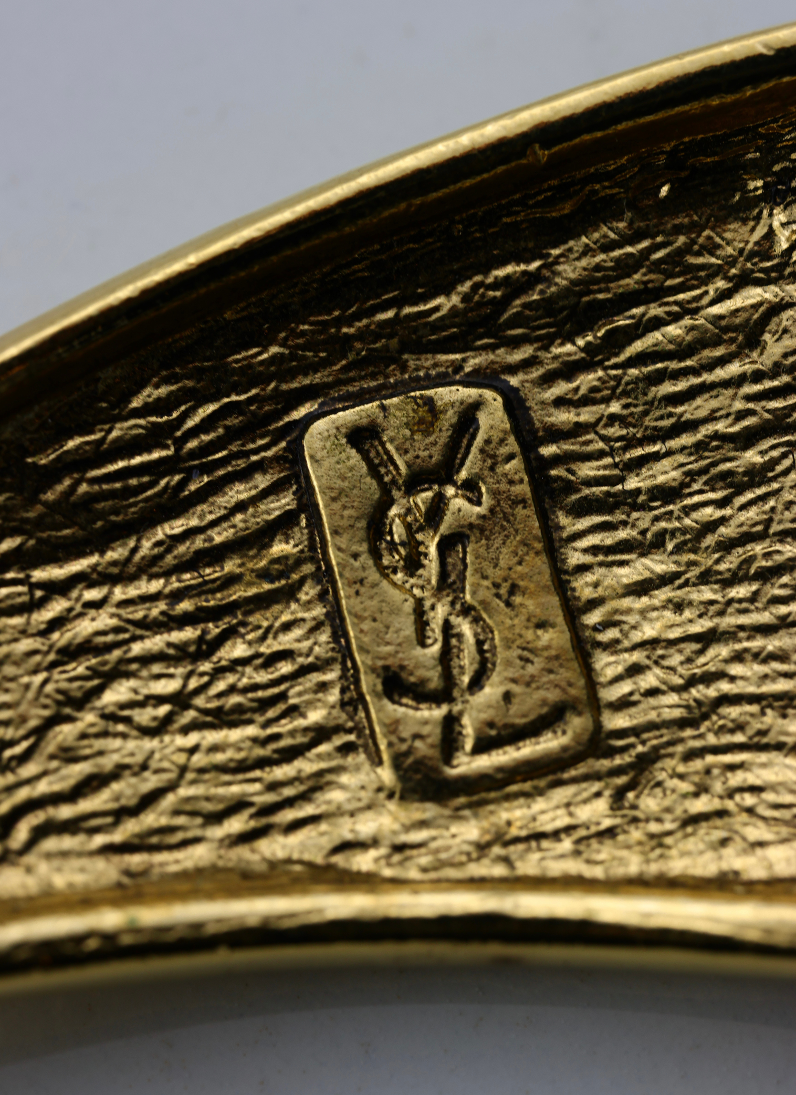 Yves Saint Laurent – rzeźbiarska broszka vintage