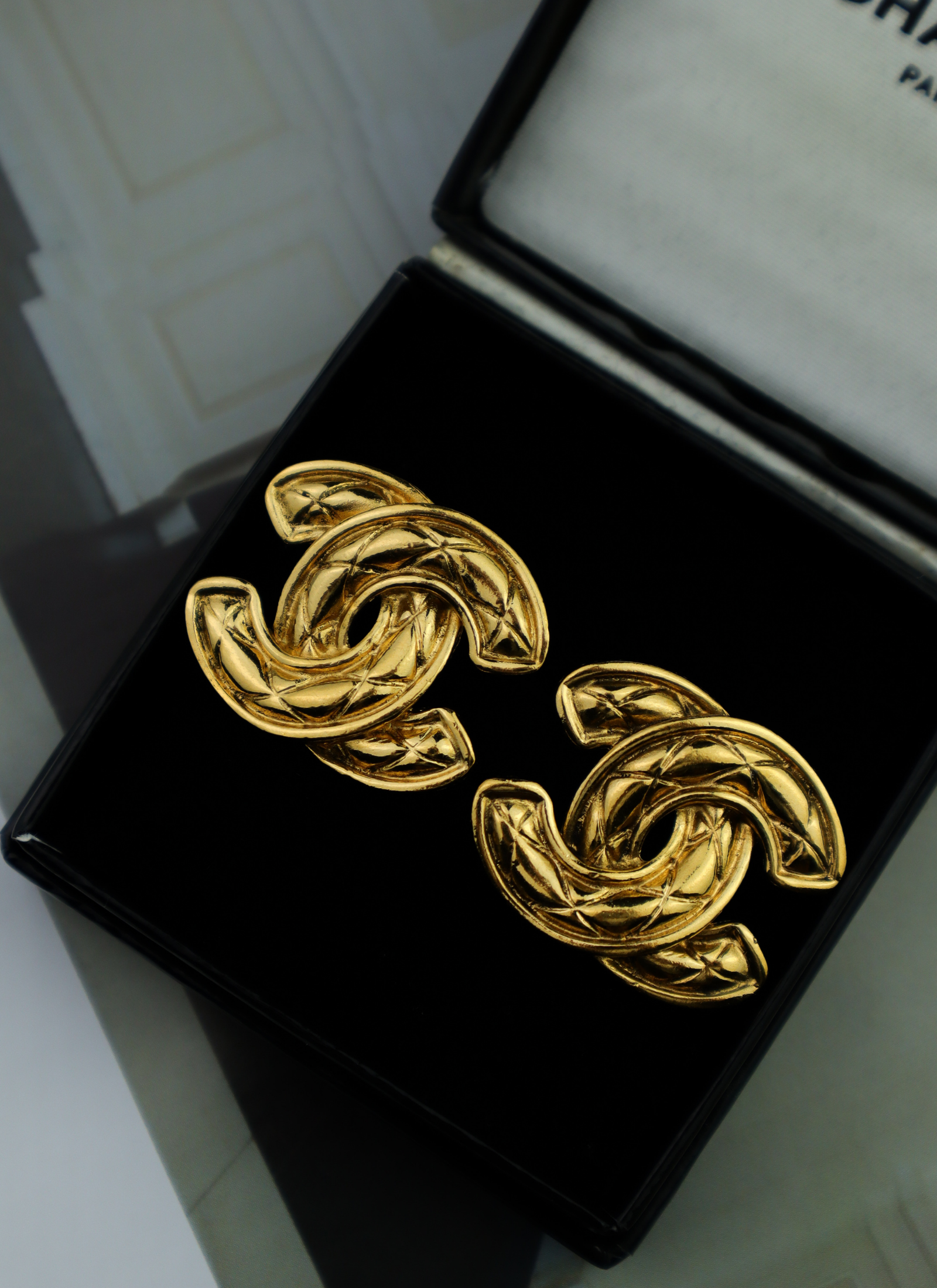 Chanel - klipsy z rzeźbiarskim CC vintage z pudełkiem