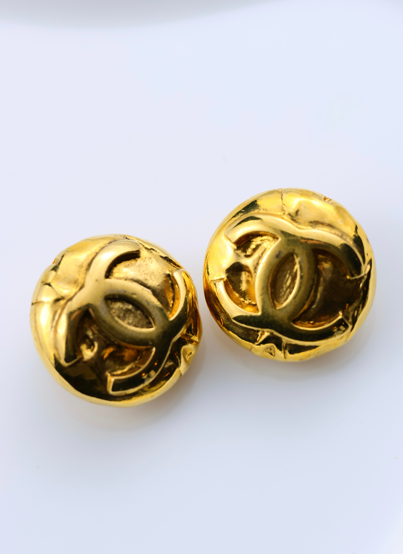 CHANEL - klasyczne pozłacane klipsy vintage