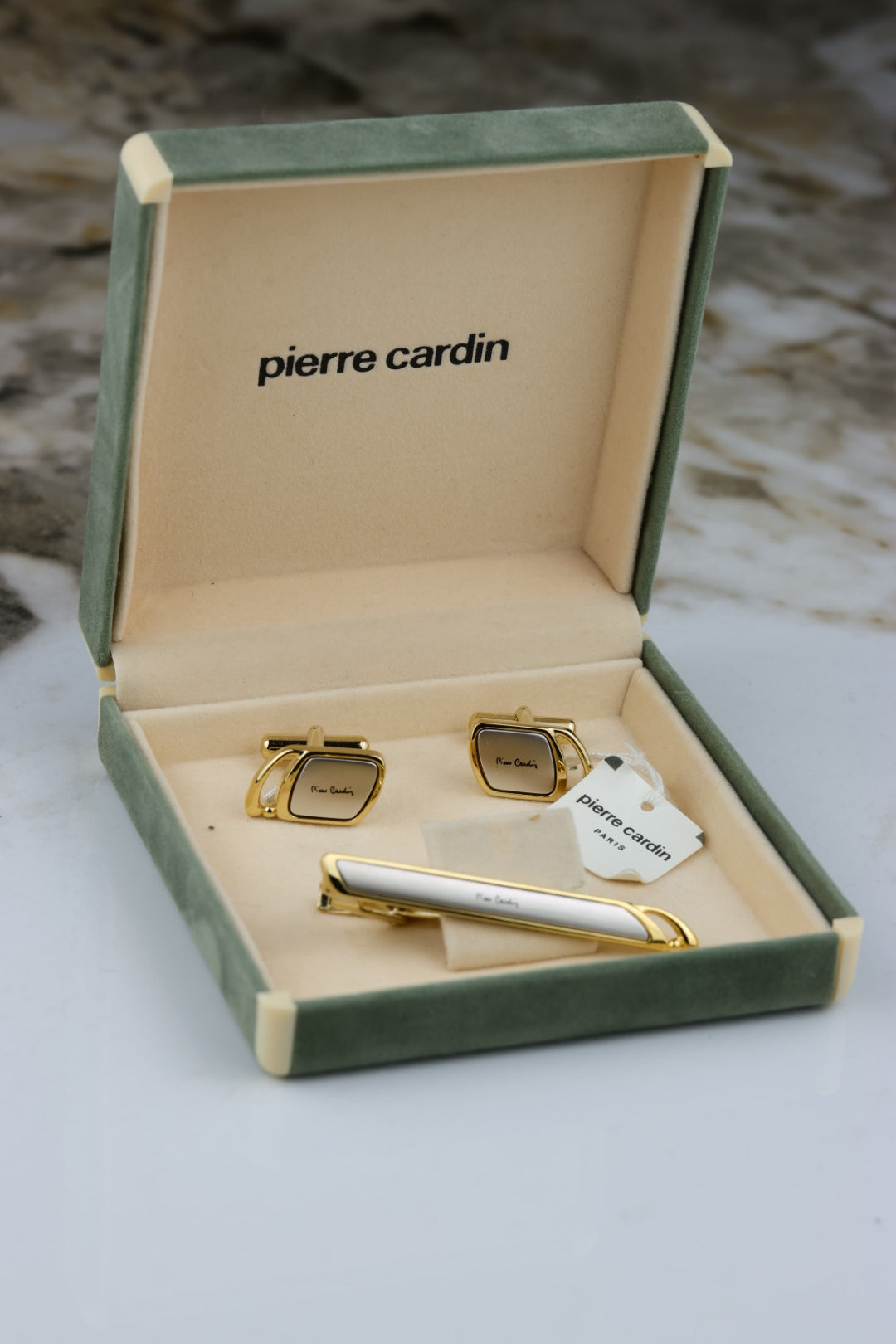 Pierre Cardin – zestaw spinek do mankietów i krawata stalowo-złoty z logo (S44)