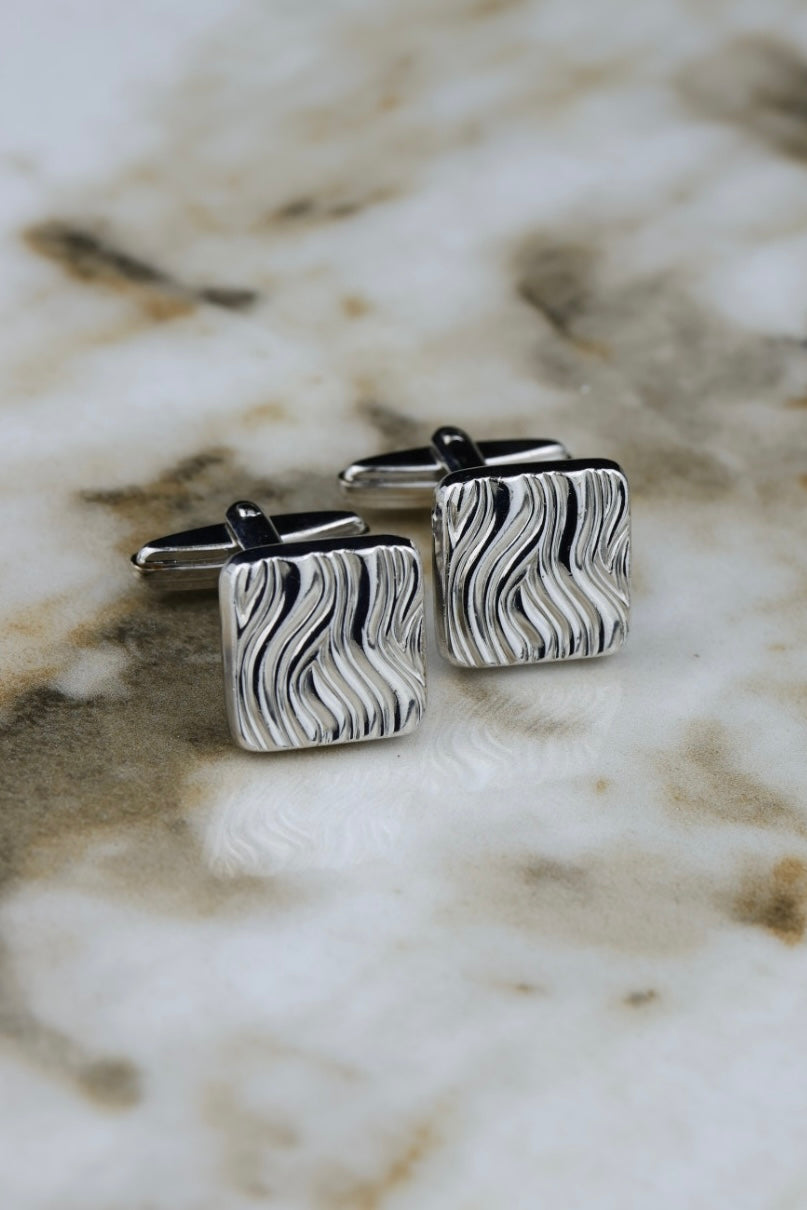 Burberry – stalowe kwadratowe spinki z motywem fali (SP014)