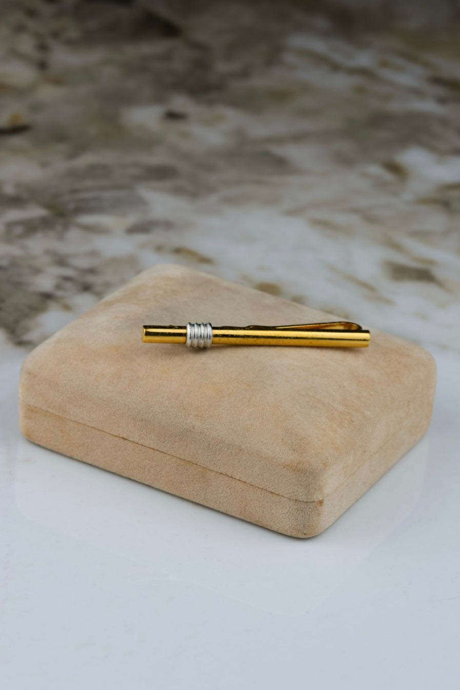 Nina Ricci – spinka do krawata pozłacana z subtelnym srebrnym akcentem (S47)