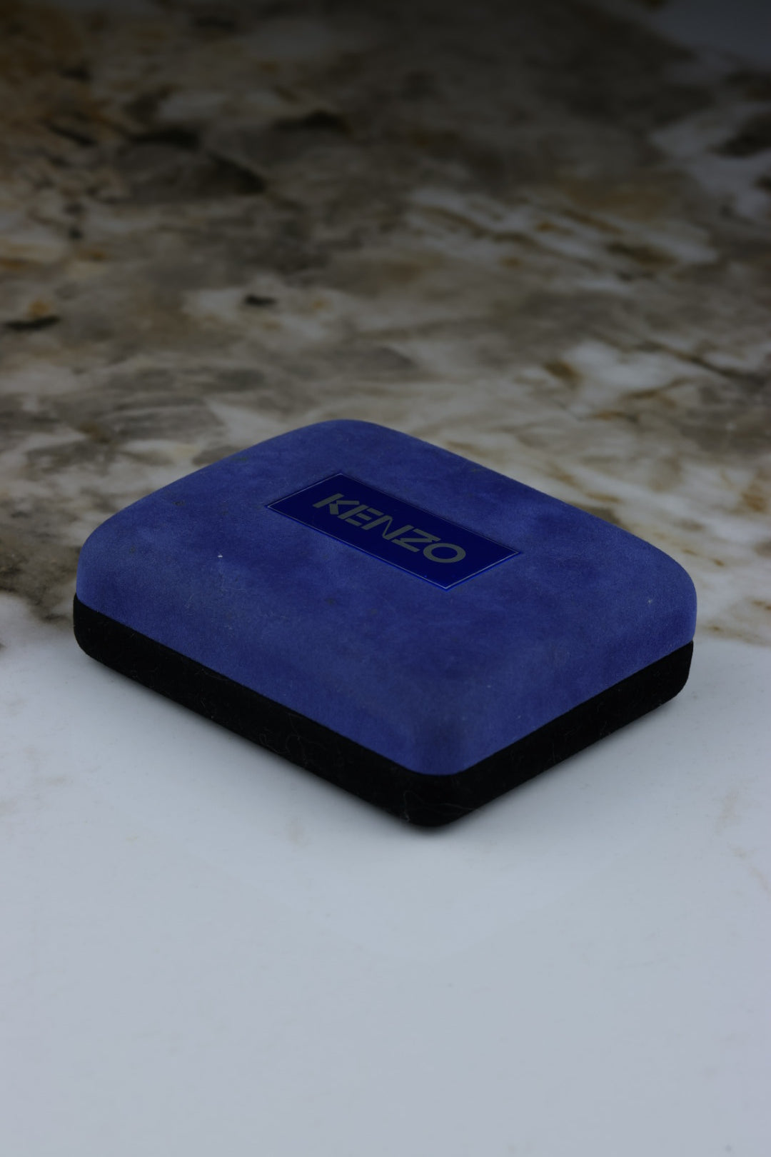 Kenzo – spinki do mankietów i spinka do krawatu, złoty odcień i czarnym logo (S34)