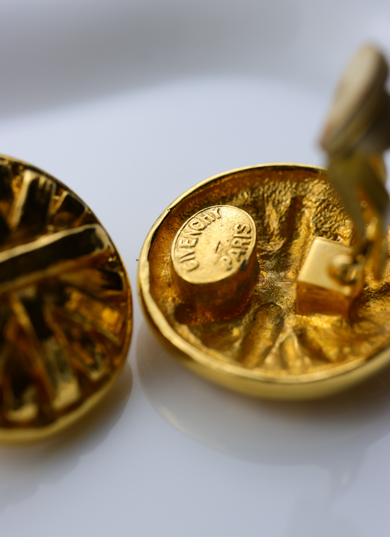 Givenchy - klipsy złote rzeźbione okręgi