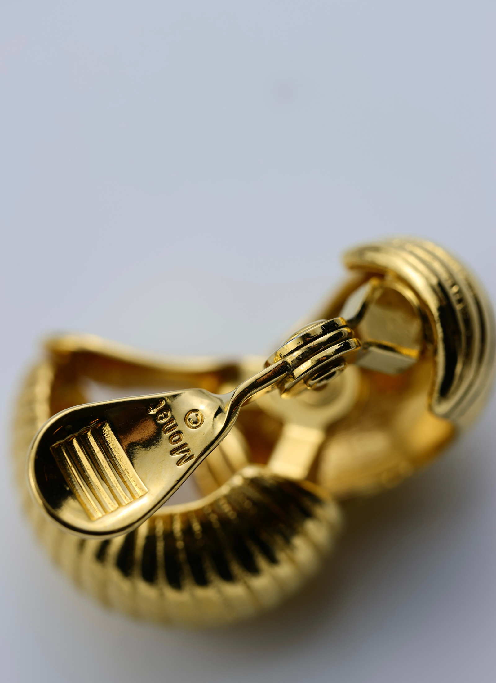 Monet - klasyczne pozłacane klipsy