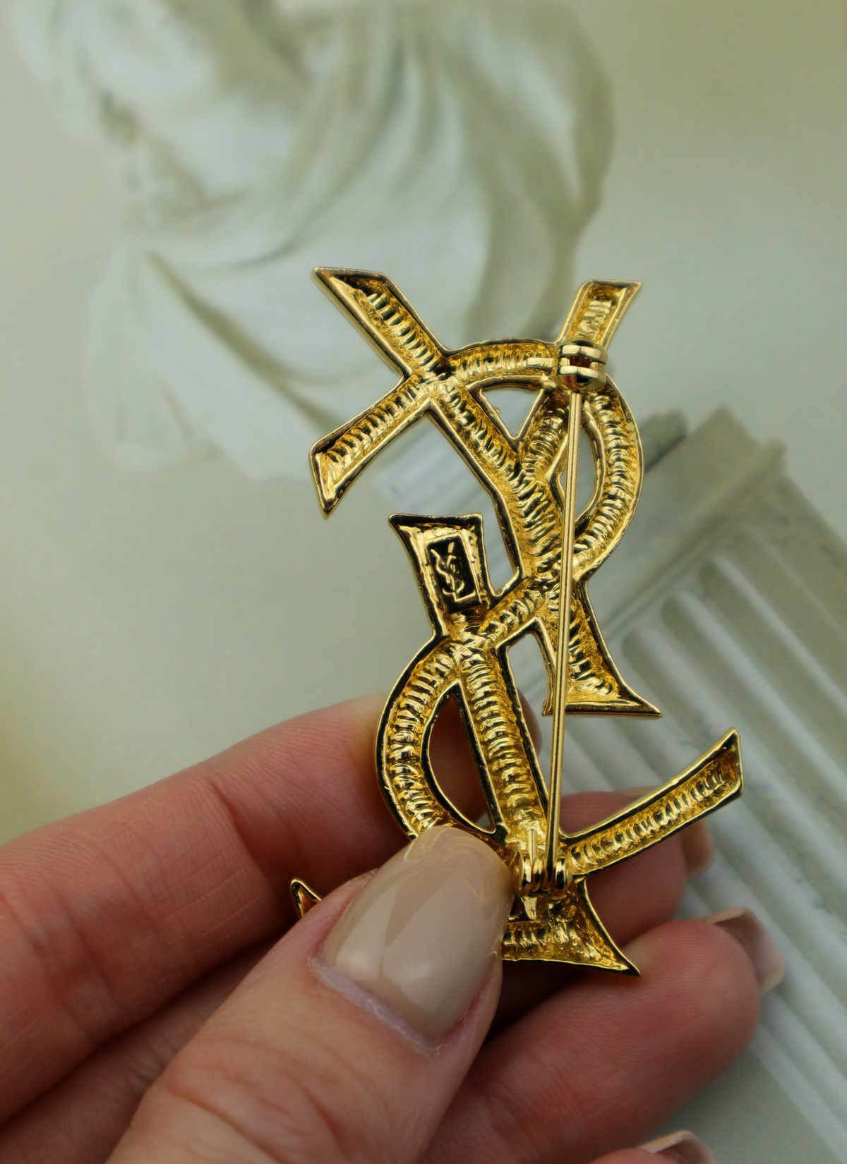 Yves Saint Laurent vintage broszka Cassandre